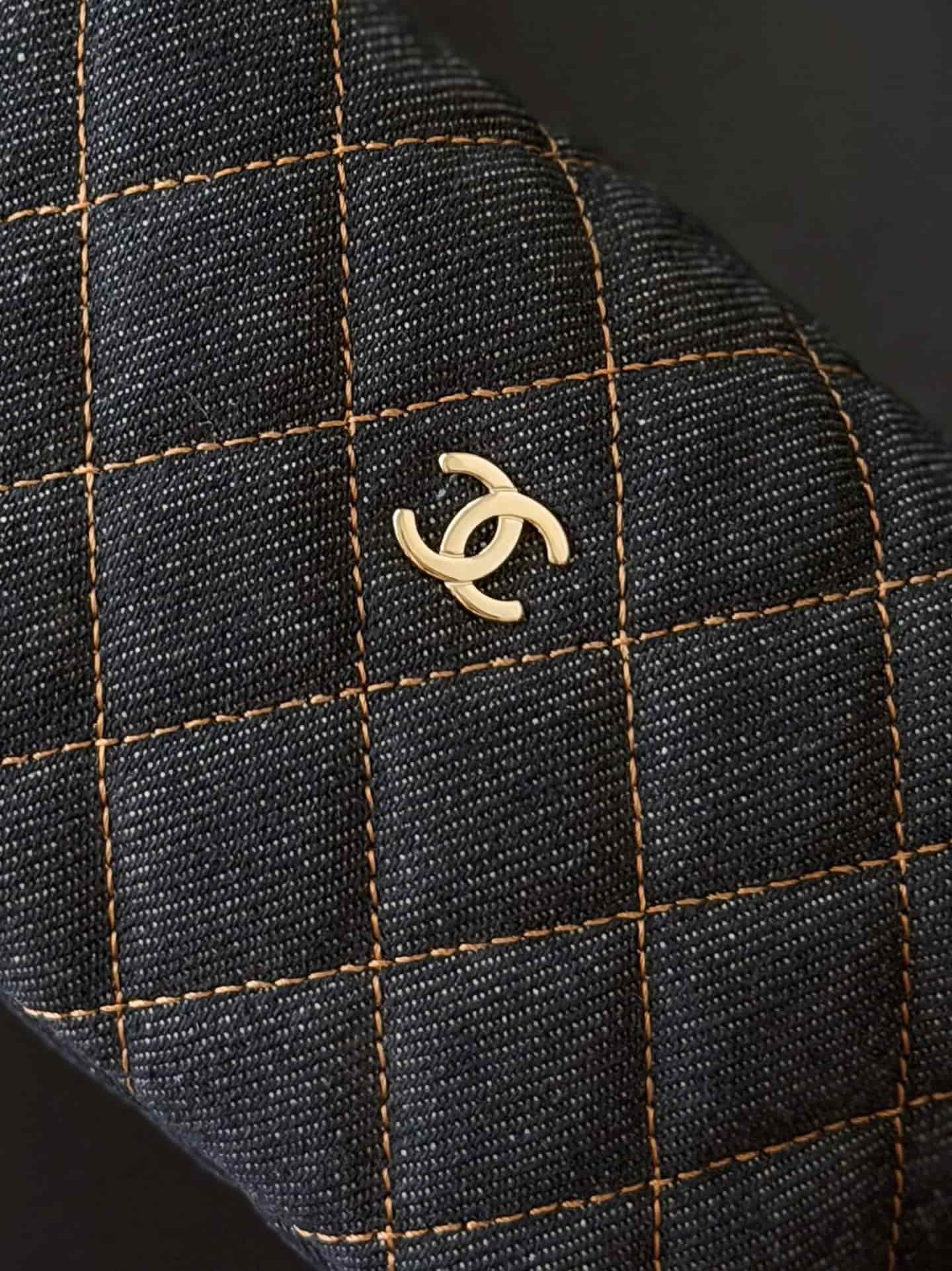 Chanel 25B hobo bag Denim& Gold-Tone Metal AP3387 Dark Blue A