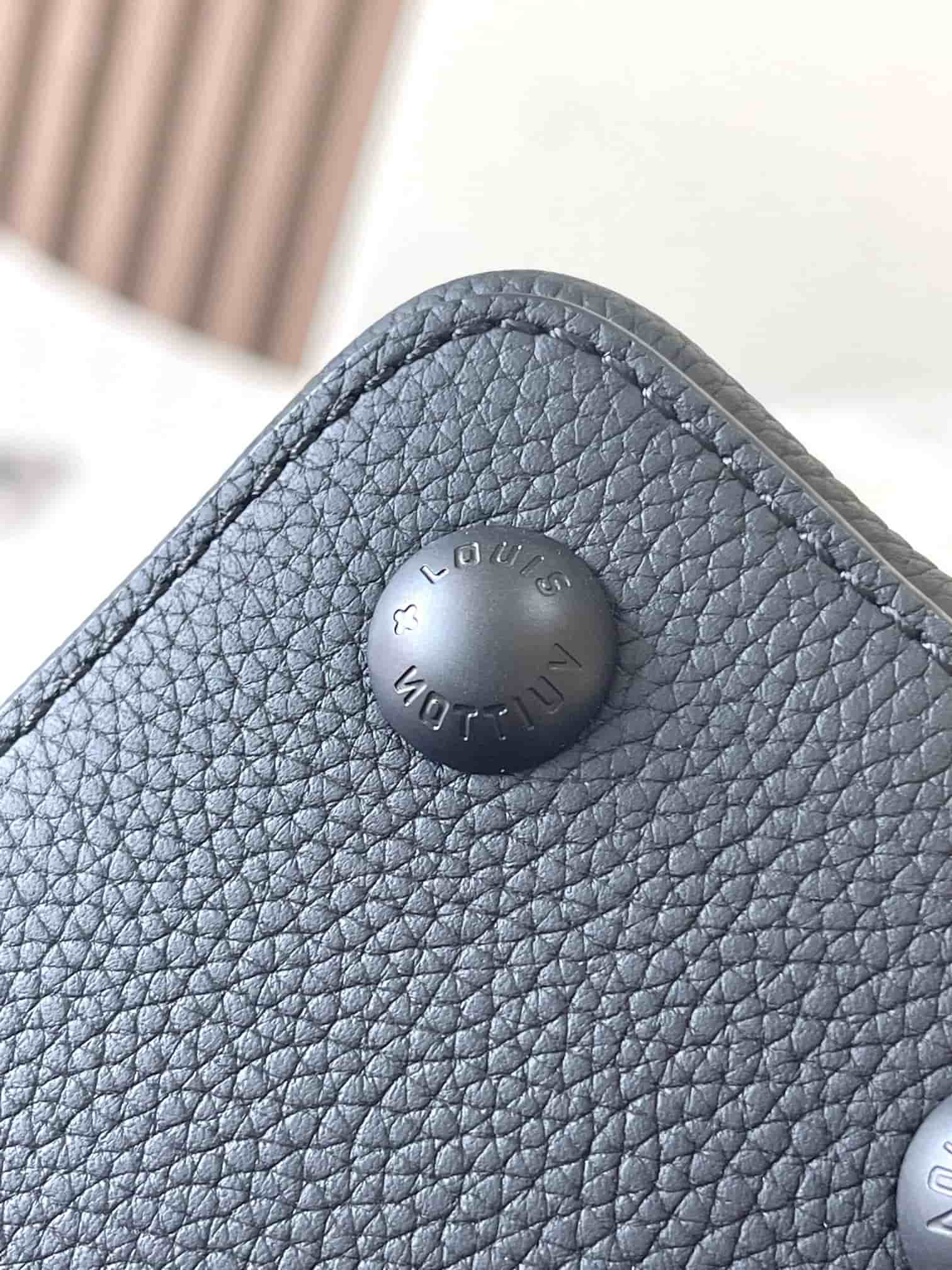 Louis Vuitton Capucines East-West MM Matte Taurillon M23947 All Black Top