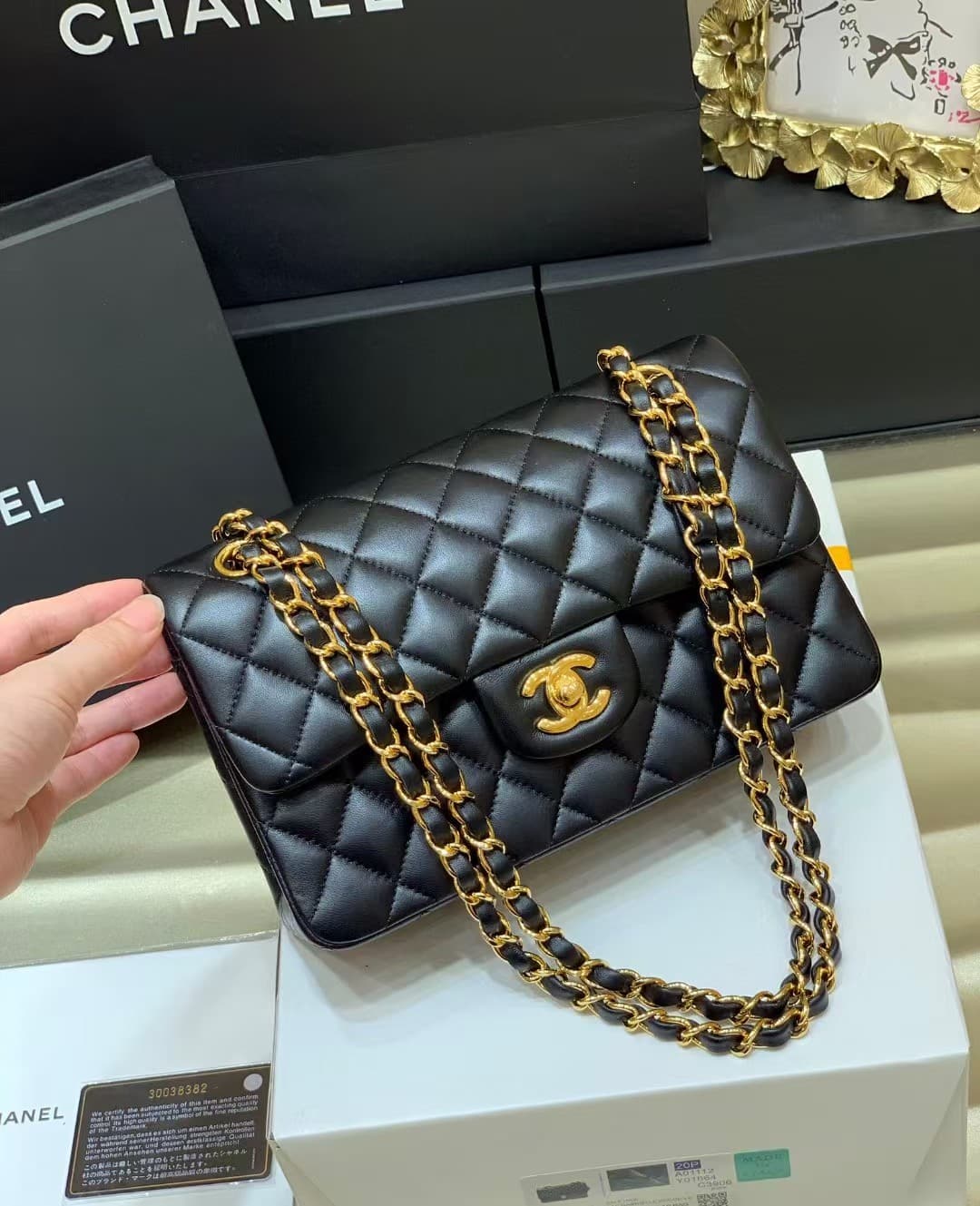 Chanel Medium CLASSIC HANDBAG Lambskin Black Gold Metal TOP
