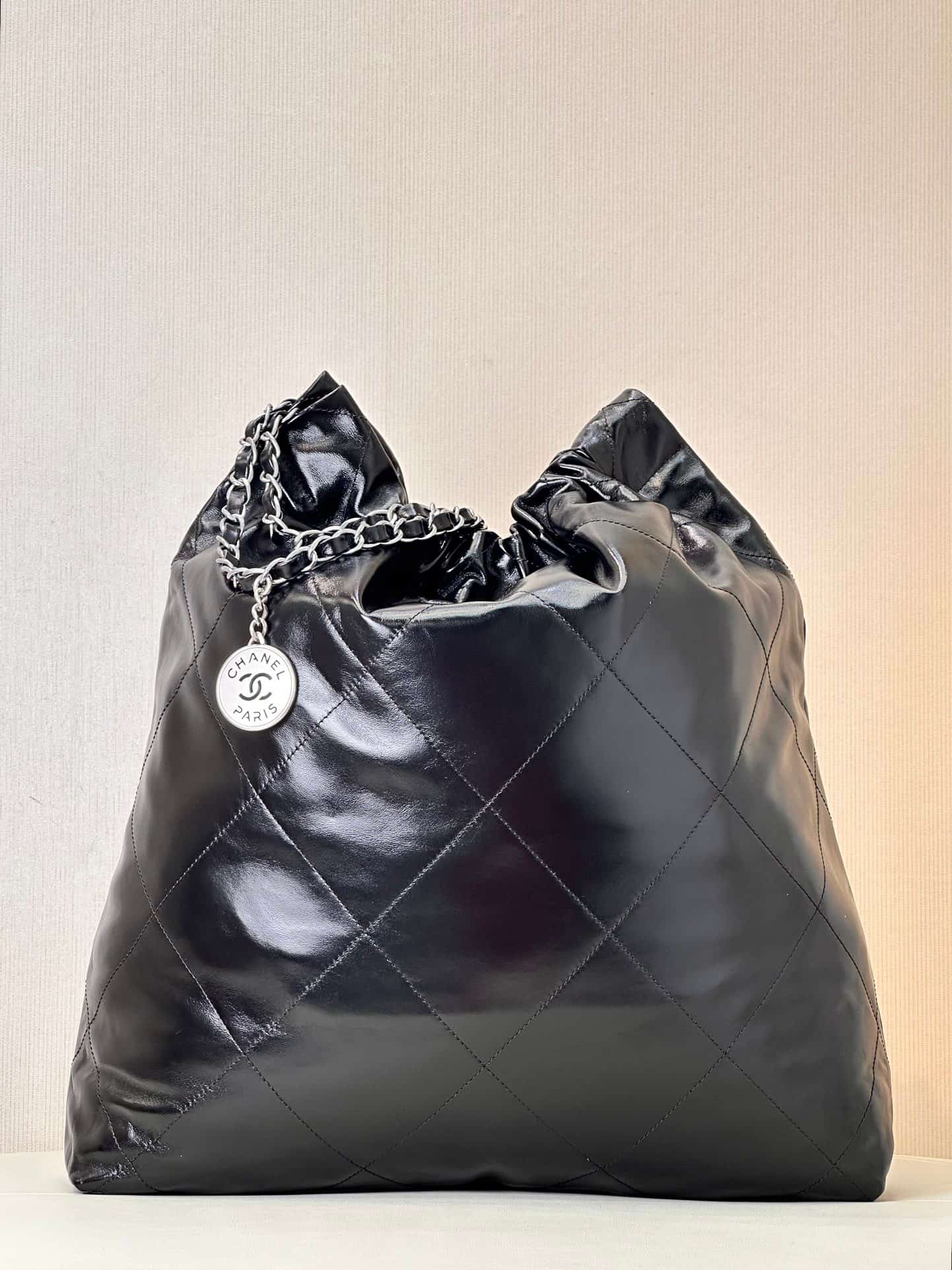Chanel 22 LARGE HANDBAG Shiny Calfskin & Silver-Tone Metal AS3262 Black TOP