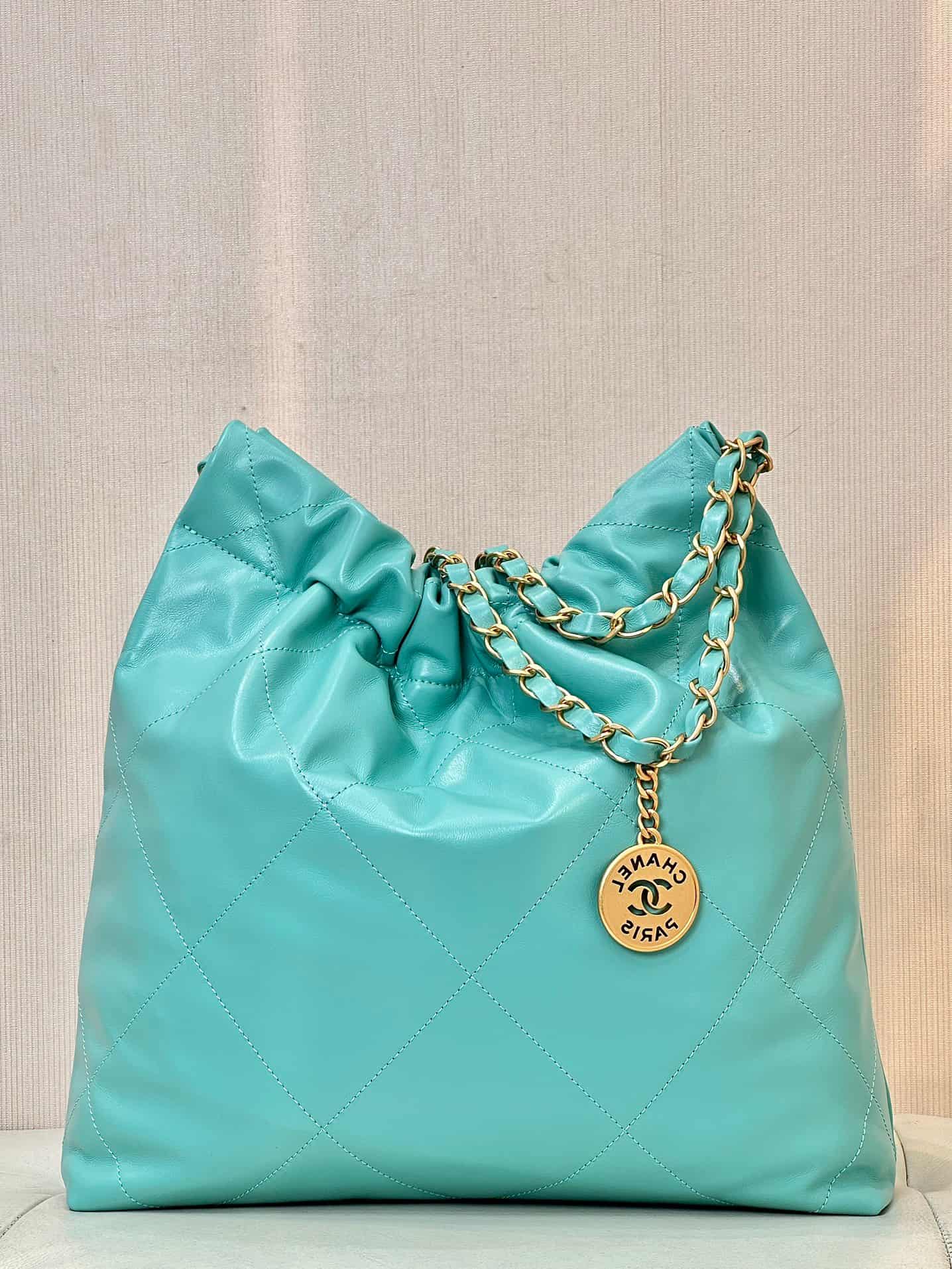 Chanel 22 Small handbag Shiny calfskin & Gold-tone metal AS3260 Deep Green TOP