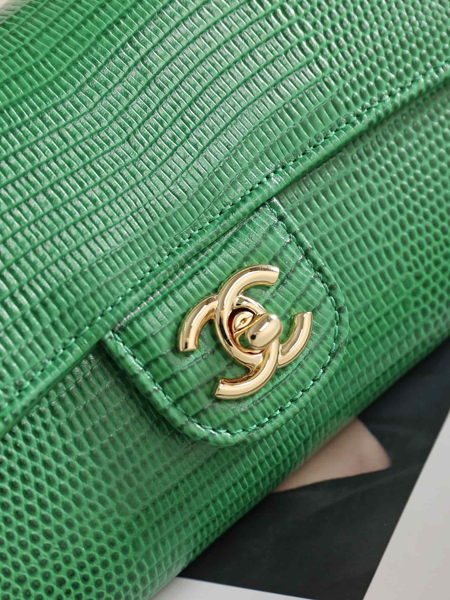 Chanel Clutch with chain Lizard Embossed Calfskin & Gold-Tone Metal Green AP5280 A