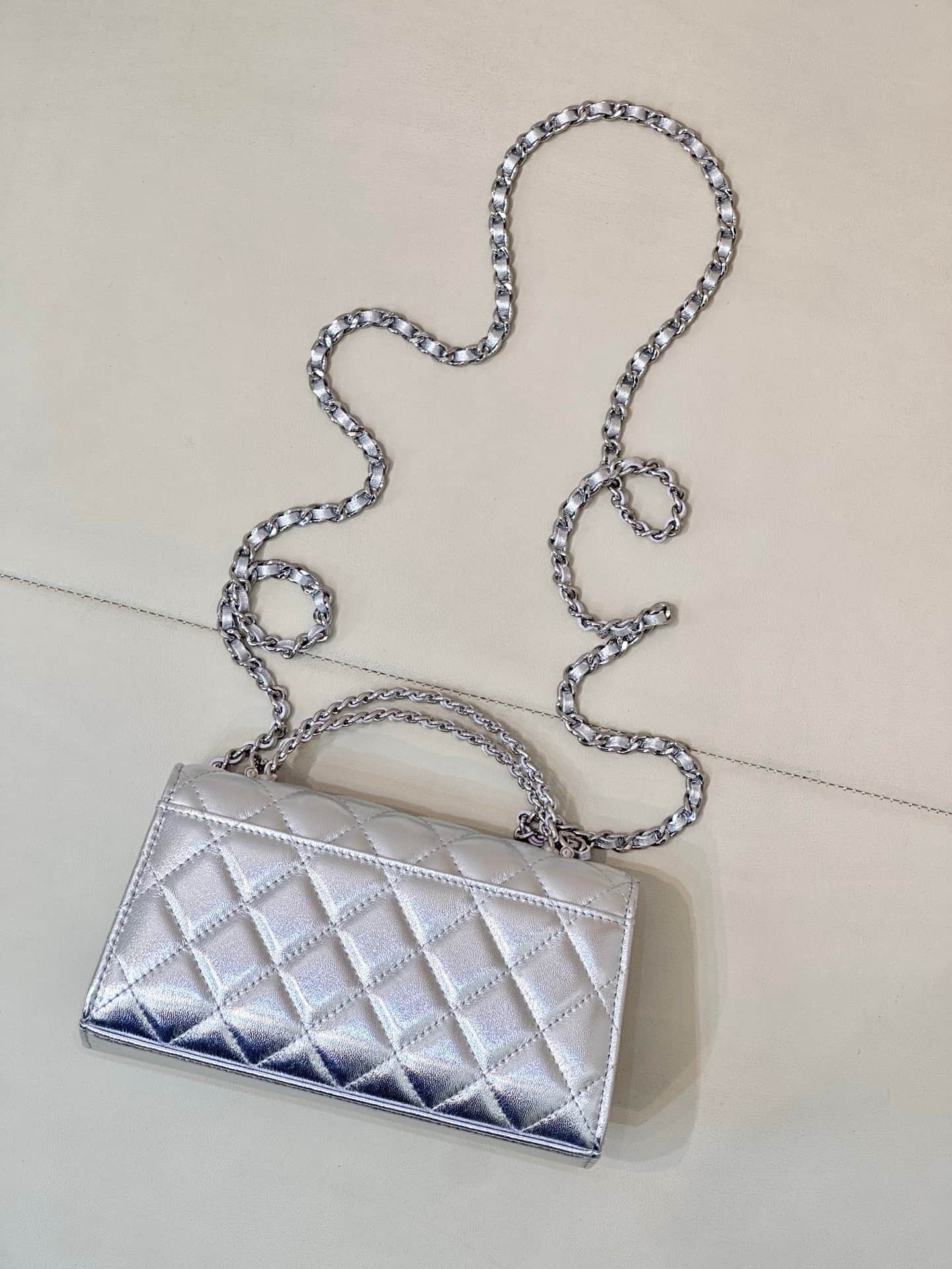 Chanel Clutch with chain Metallic Lambskin&Silver-Tone Metal Silver AP3238 TOP