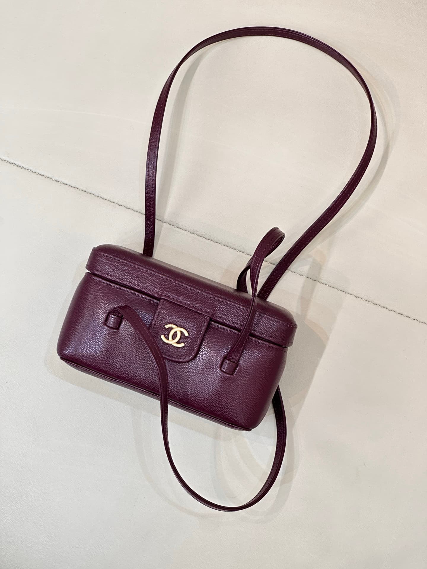 Chanel Long Vanity with Leather Strap Grained Shiny Calfskin & Gold-Tone Metal Claret AP5067 TOP