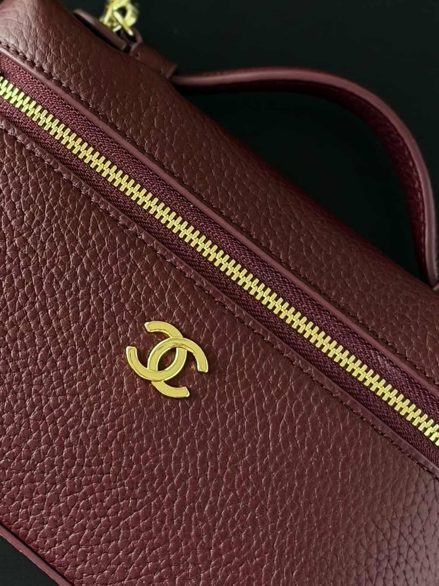 Chanel Small Vanity with chain Grained Calfskin & Gold-Tone Metal Burgundy AS5346 A