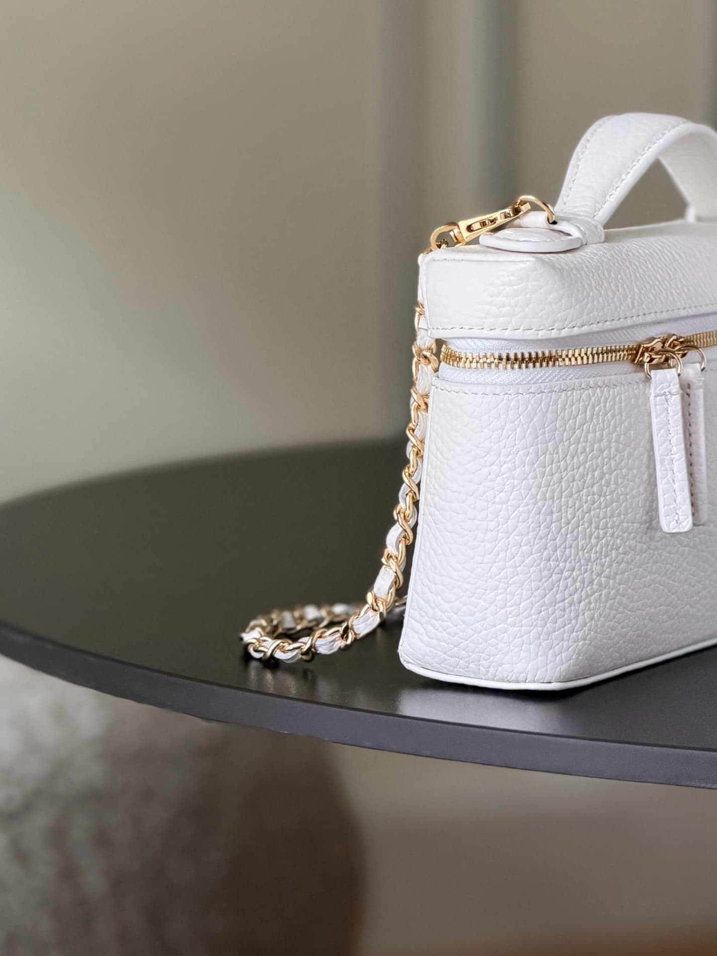 Chanel Small Vanity with chain Grained Calfskin & Gold-Tone Metal White AS5346 A