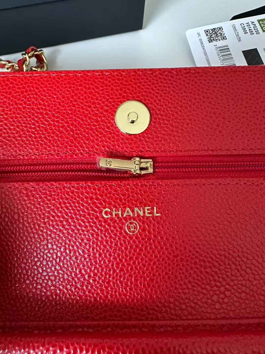 Classic Wallet on Chain AP0250 Grained Calfskin Red Gold Metal B