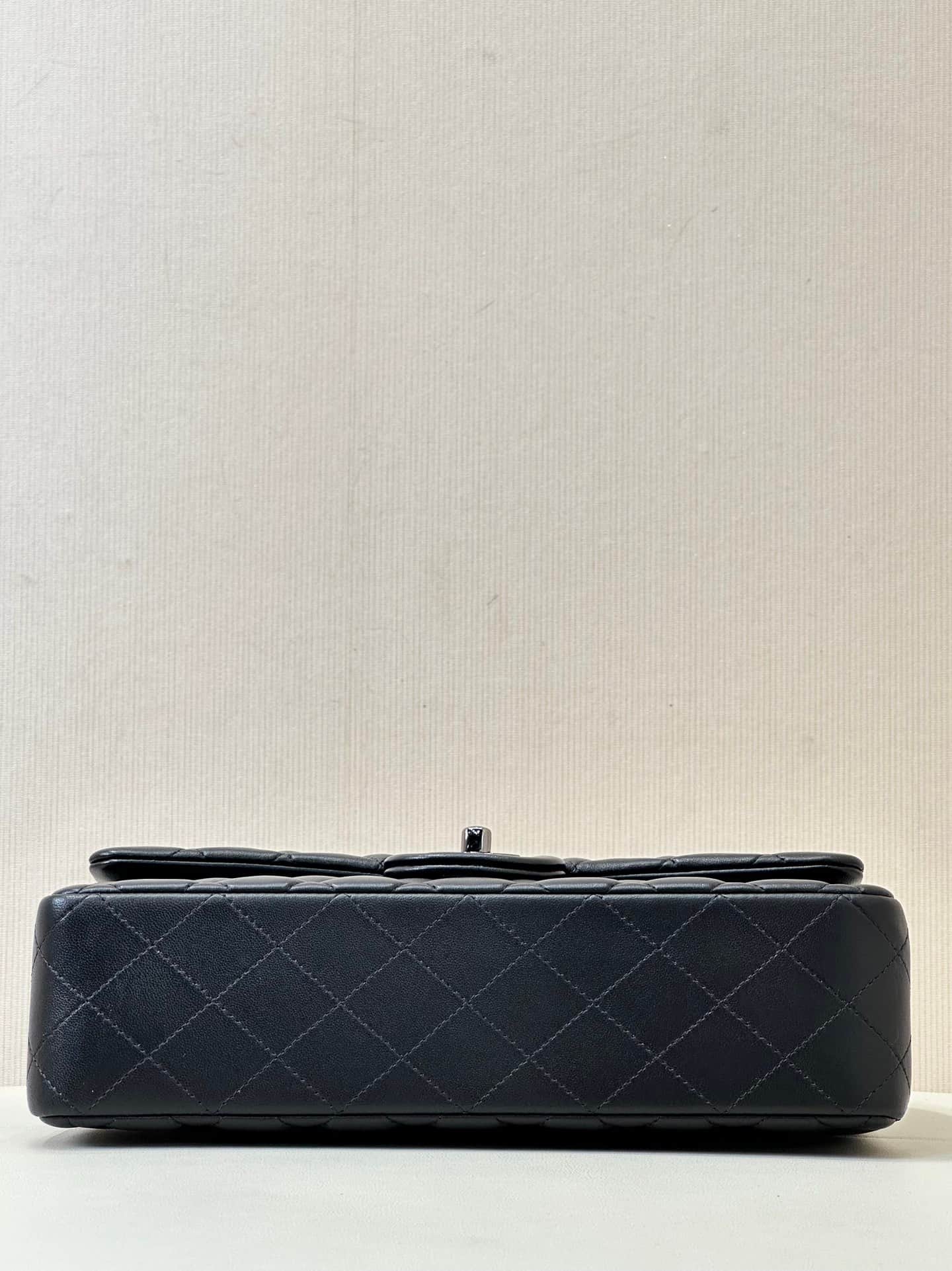 Chanel Medium CLASSIC HANDBAG Lambskin Black Silver Metal TOP