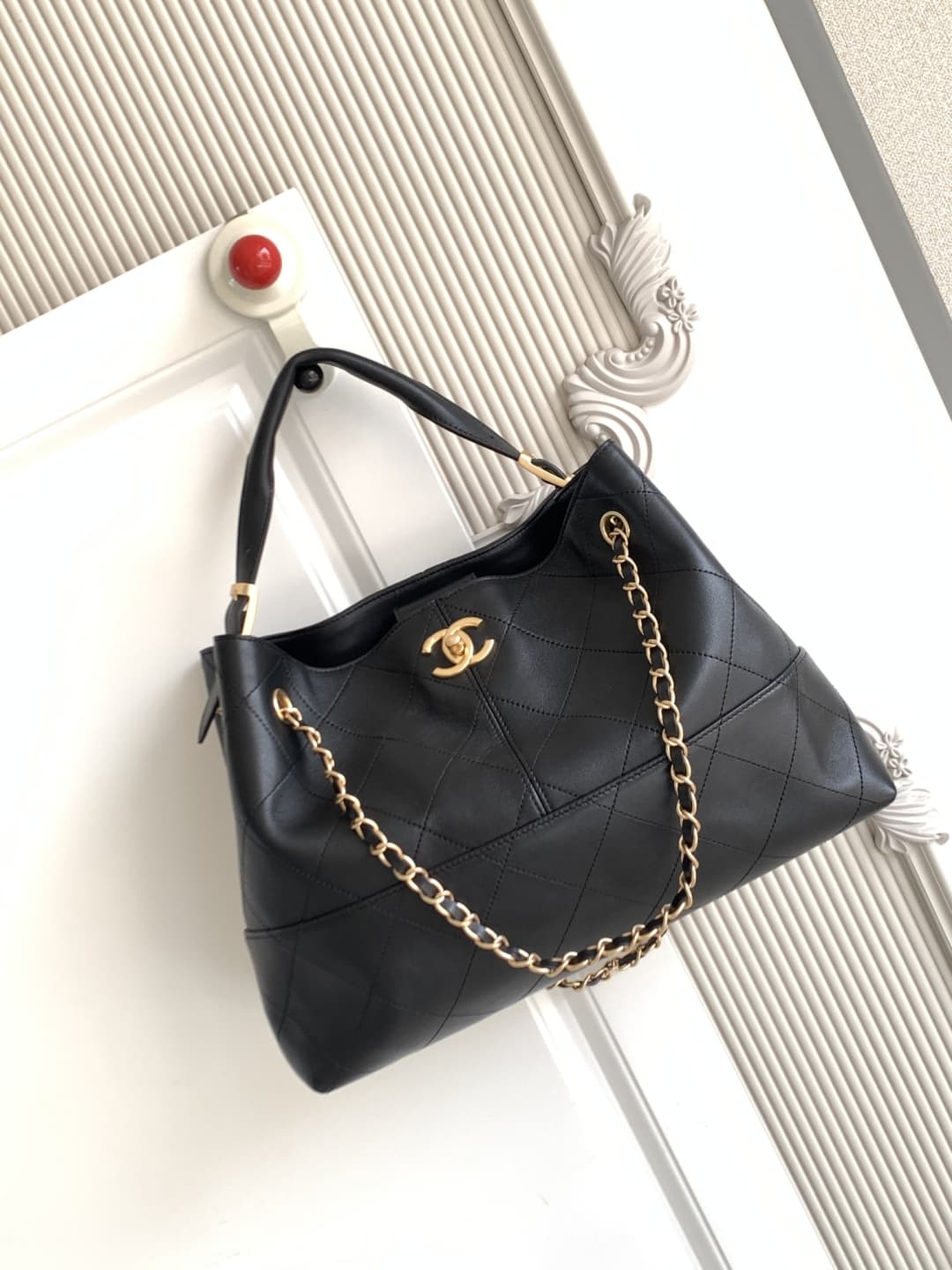 Small Shopping Bag Calfskin & Gold-Tone Metal AS5634 A