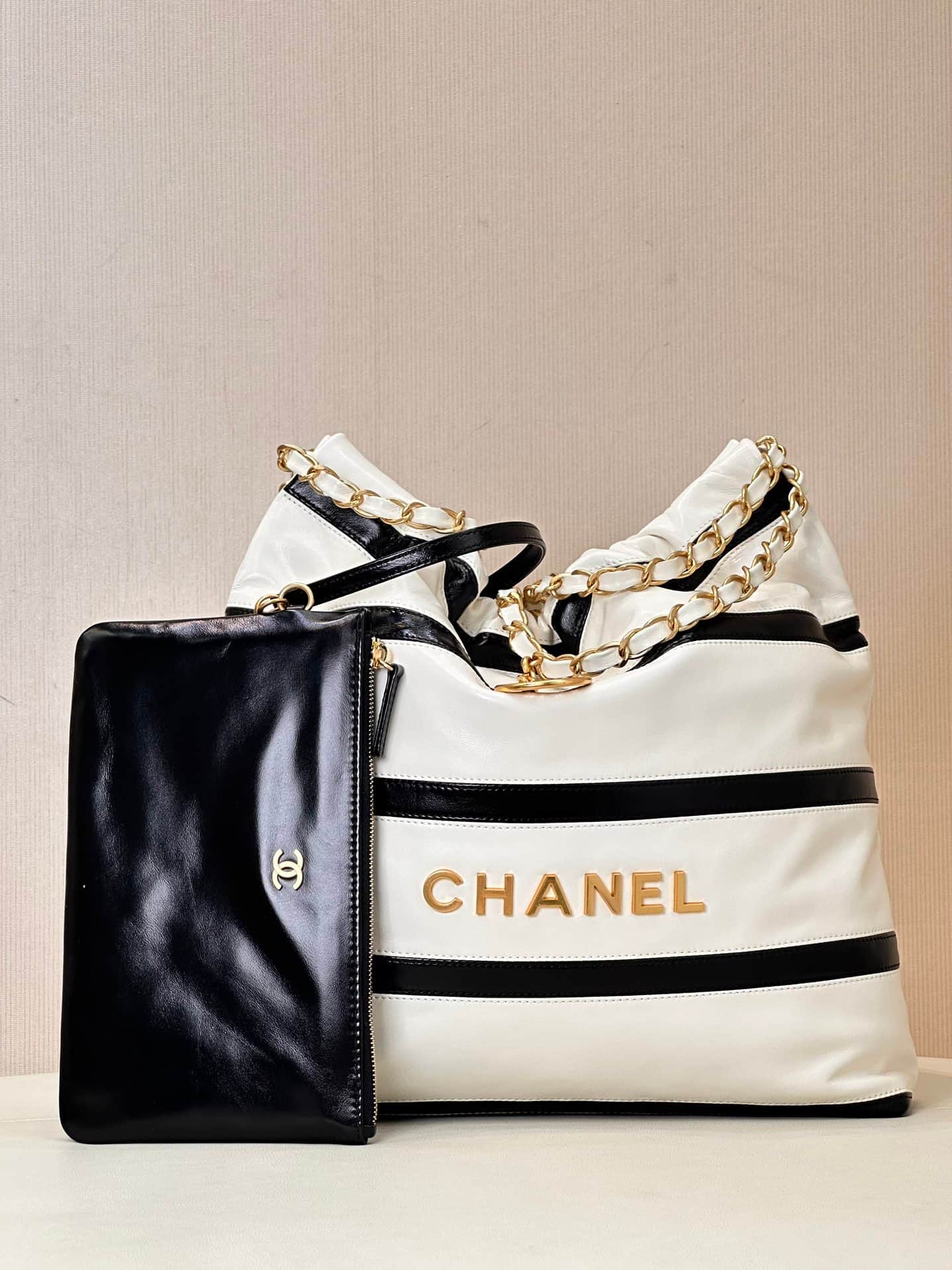Chanel 22 Small handbag Shiny calfskin & Gold-tone metal AS3260 Black with White TOP