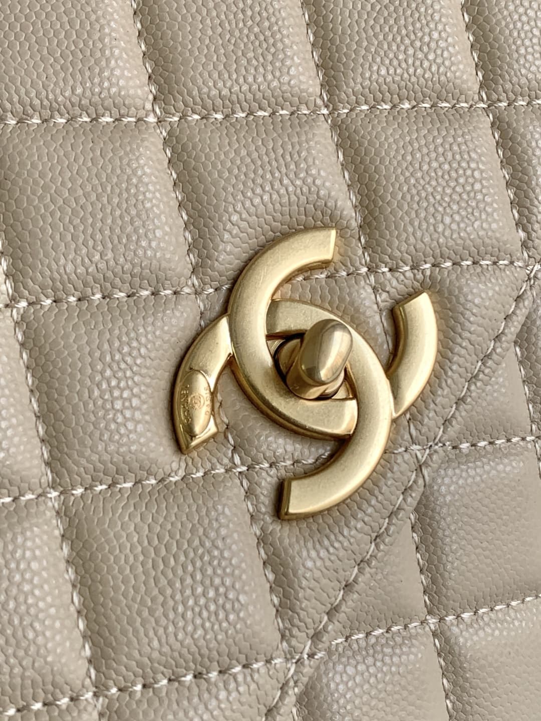 Medium FLAP BAG WITH TOP HANDLE Grained Calfskin A92991 Beige-binding Gold Metal A