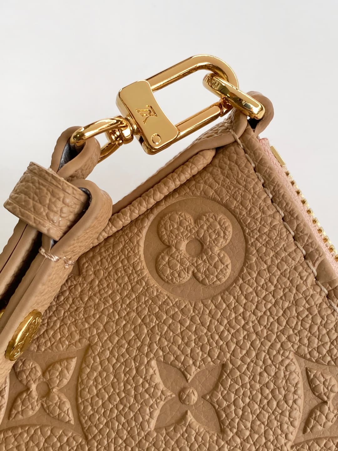 Louis Vuitton Easy Pouch Sand Embossed grained cowhide leather M14421 High