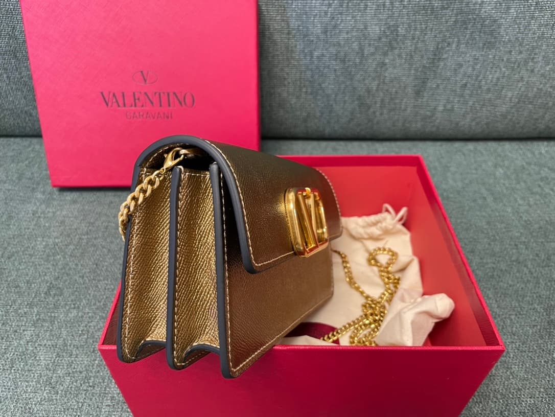 Valentino Garavani VLogo signature wallet on chain bag Grainy Calfskin Gold High