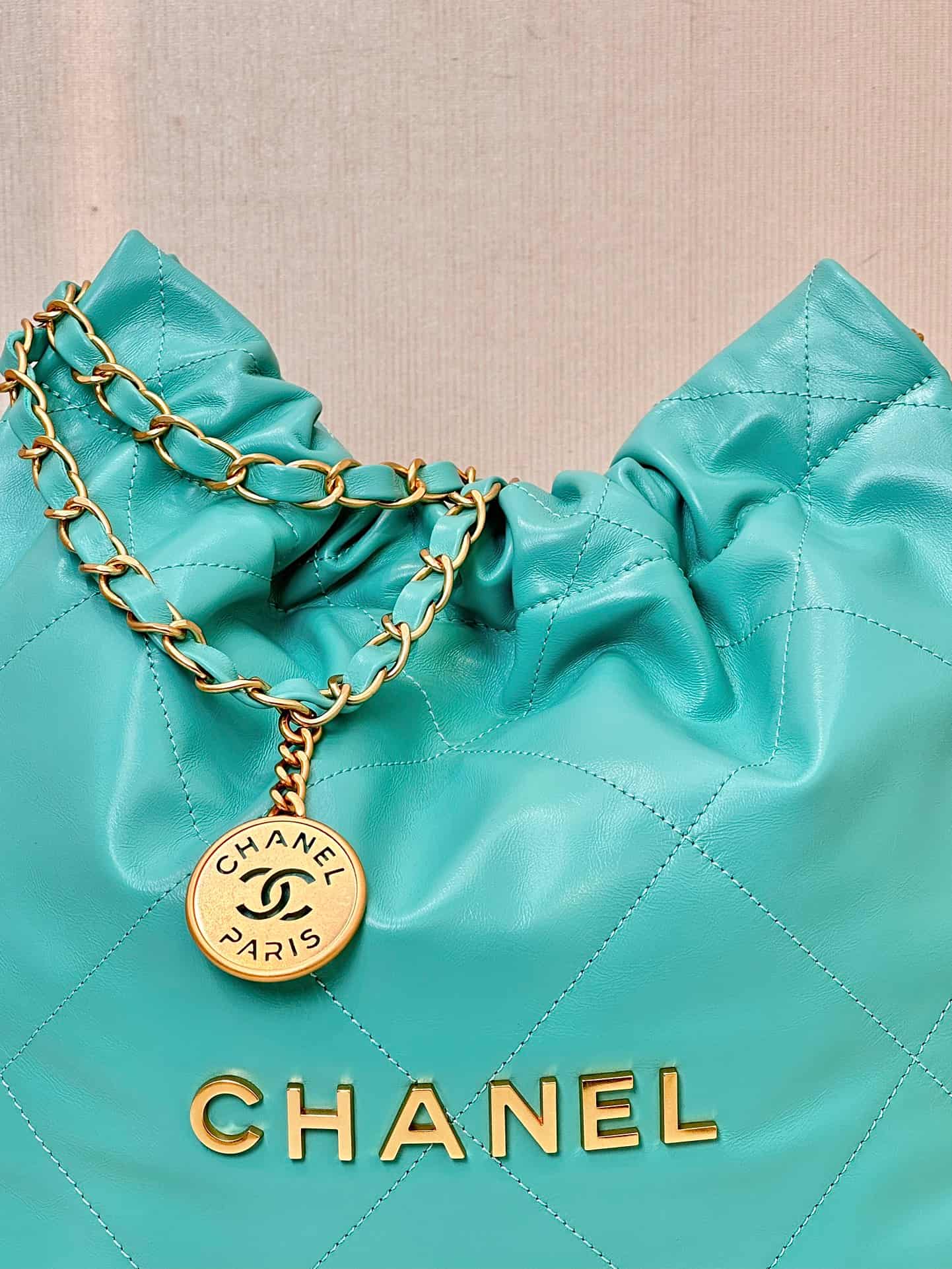 Chanel 22 Small handbag Shiny calfskin & Gold-tone metal AS3260 Deep Green TOP
