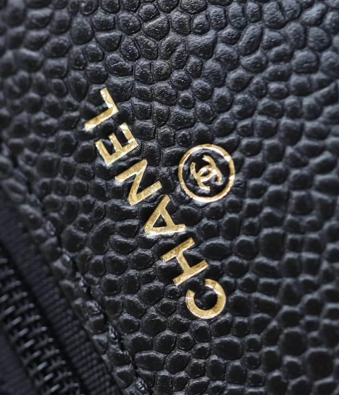 Classic Wallet on Chain AP0250 Grained Calfskin Black Gold Metal TOP