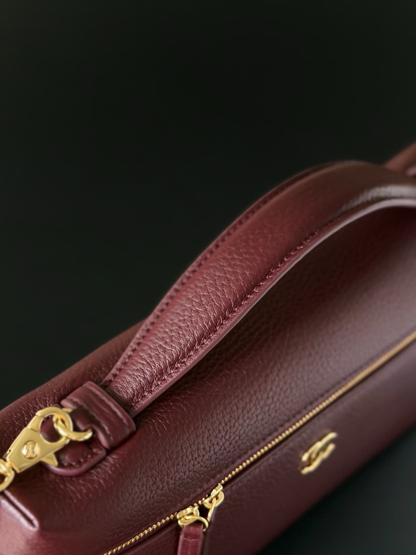 Chanel Large Vanity with chain Grained Calfskin & Gold-Tone Metal Burgundy AS5348 A