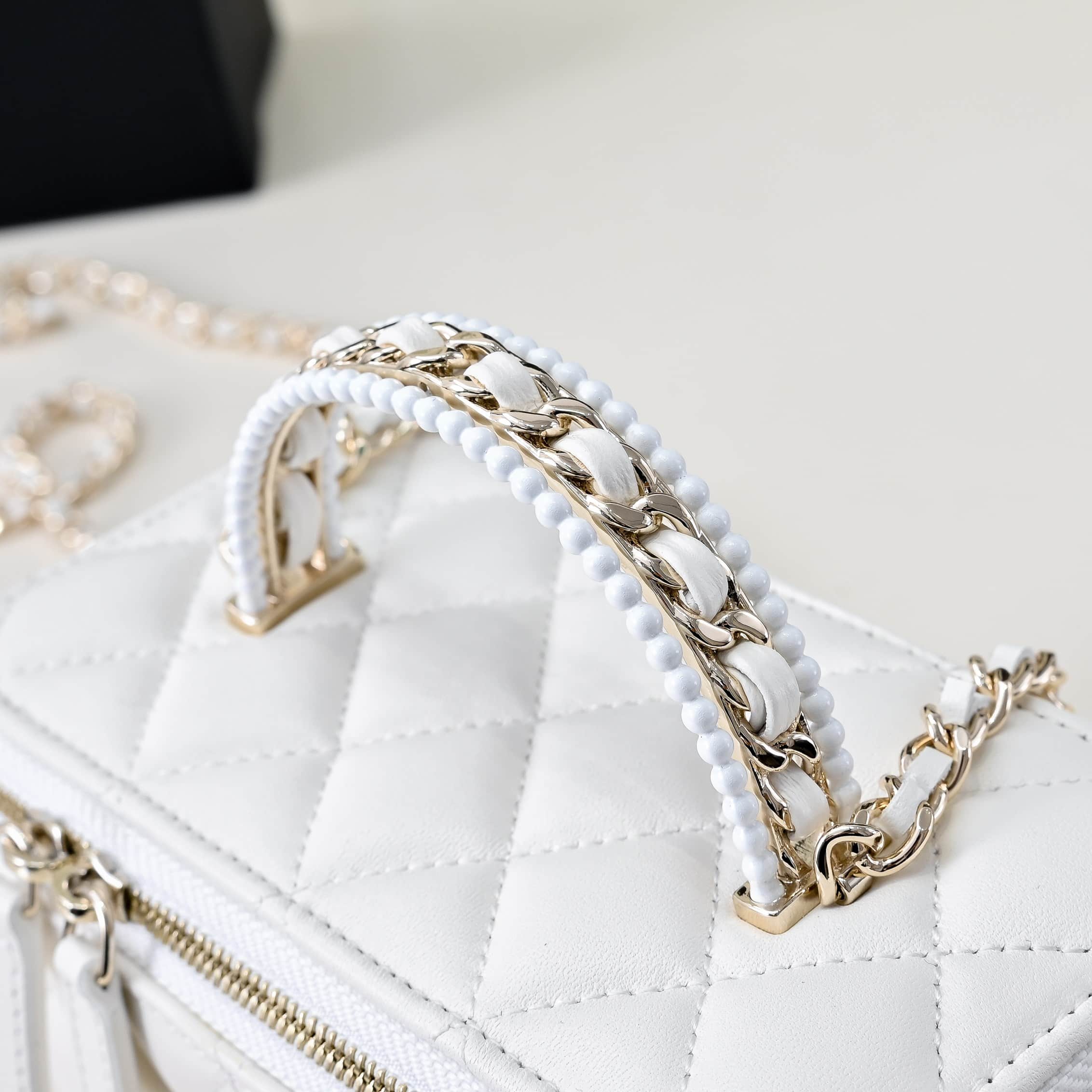Chanel LONG VANITY WITH CHAIN Lambskin, Imitation Pearls & Gold-Tone Metal AP4452 White A