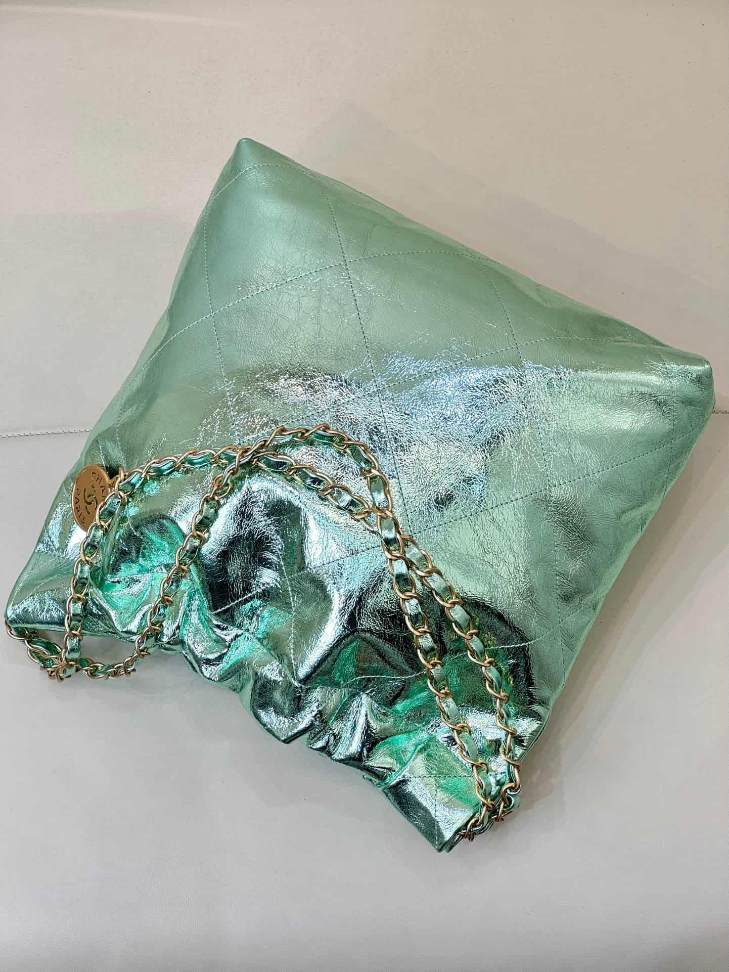 Chanel 22 Small handbag Metallic Calfskin & gold-tone metal AS3260 Green TOP