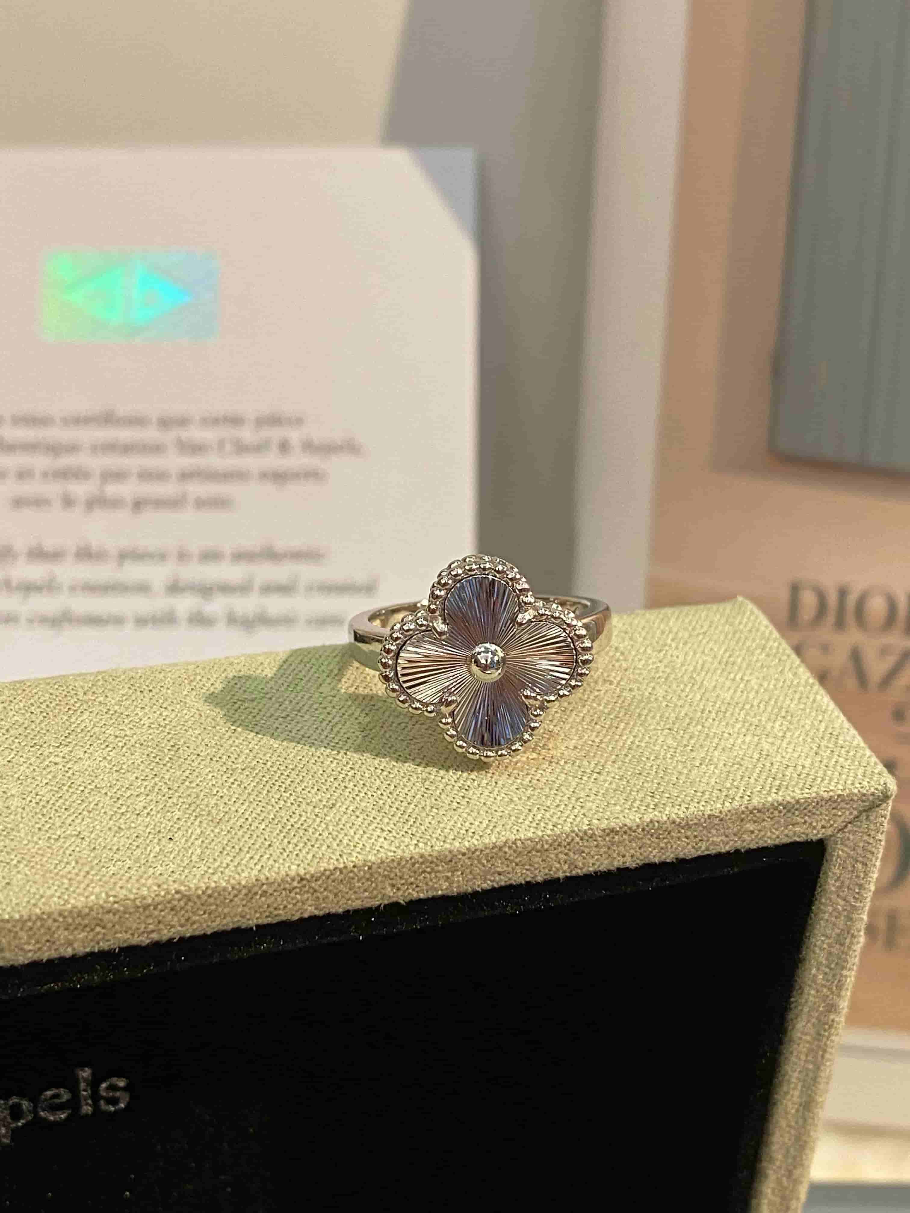 Van Cleef & Arpels Ring V gold High