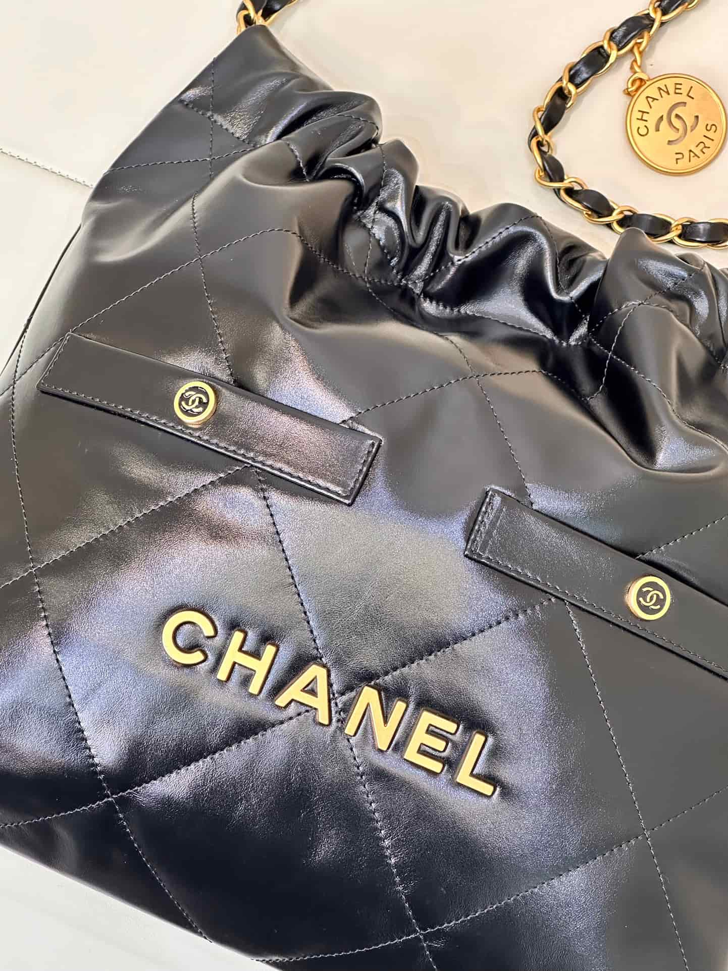 Chanel 22 Small handbag Shiny calfskin & gold-tone metal AS3260 Black TOP