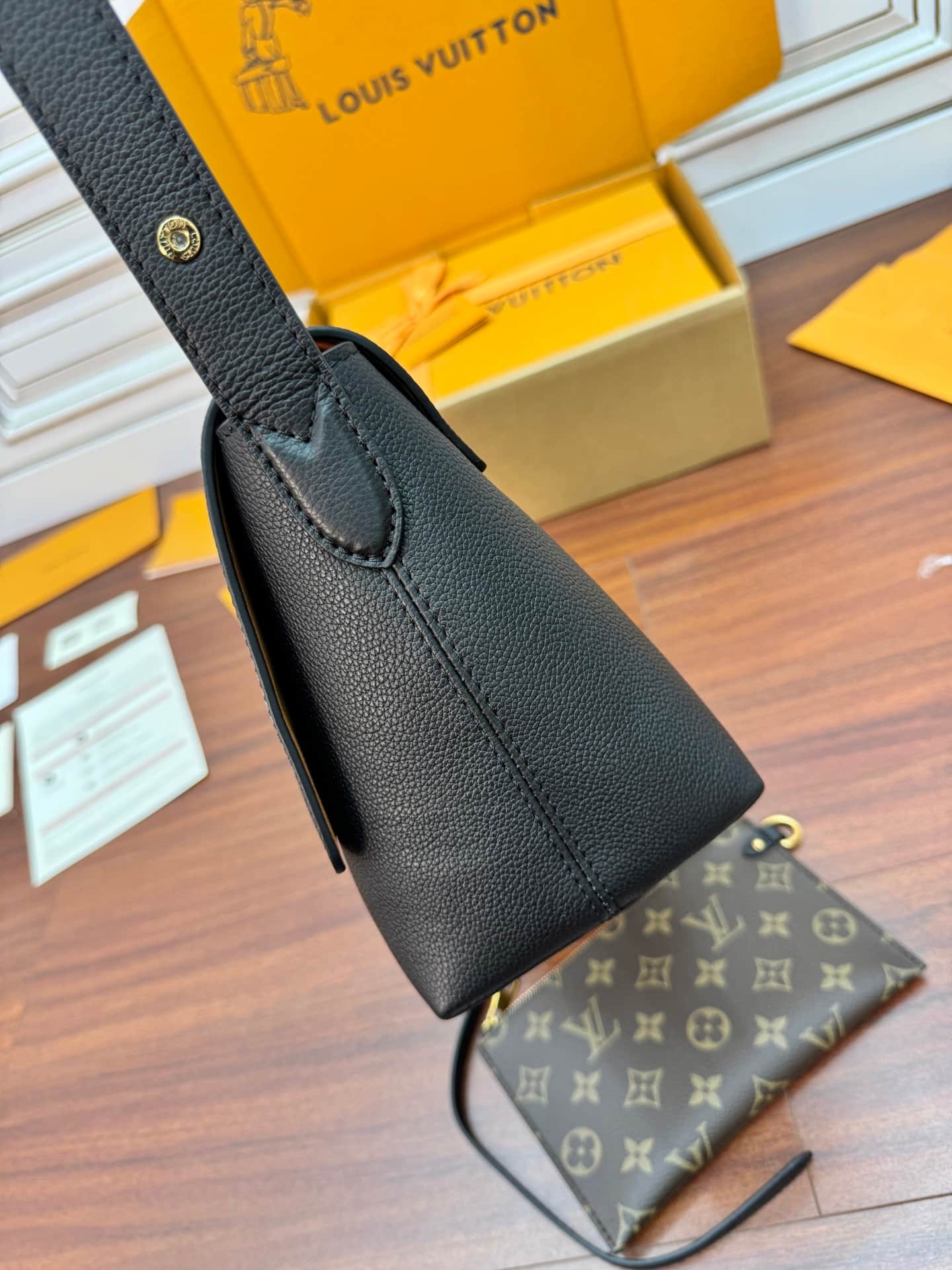 Louis Vuitton Low Key Messenger Black Calf leather M13148 TOP