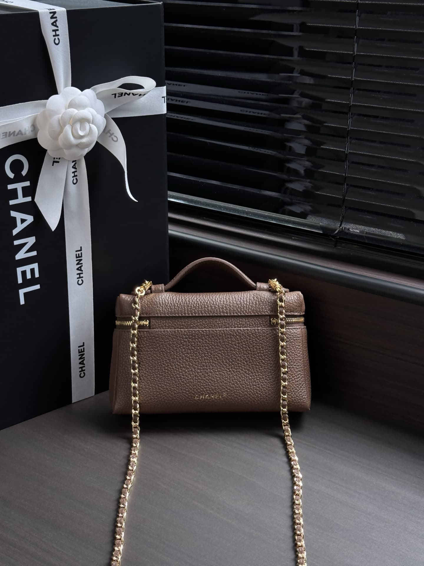 Chanel Small Vanity with chain Grained Calfskin & Gold-Tone Metal Dark Brown AS5346 A