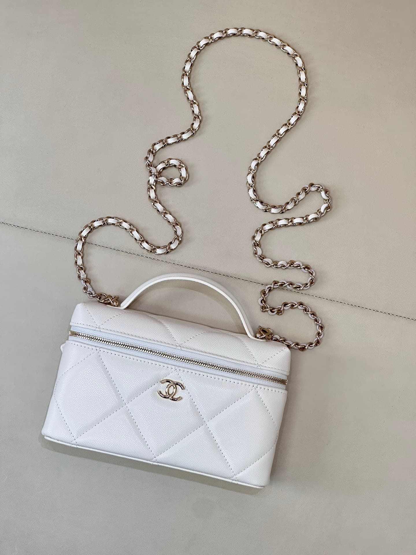 Chanel Vanity with Chain Grained Shiny Calfskin & Gold-Tone Metal White AP4936 TOP