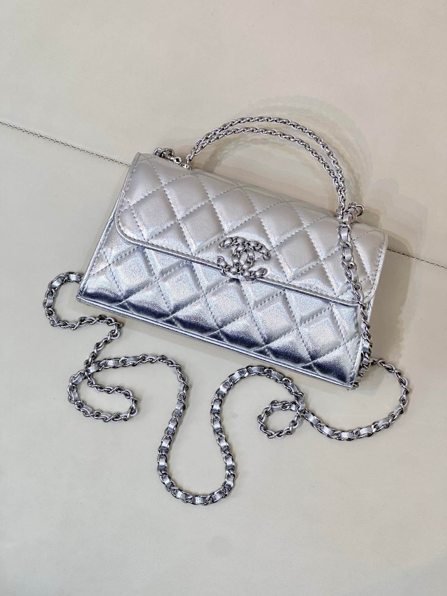 Chanel Clutch with chain Metallic Lambskin&Silver-Tone Metal Silver AP3238 TOP