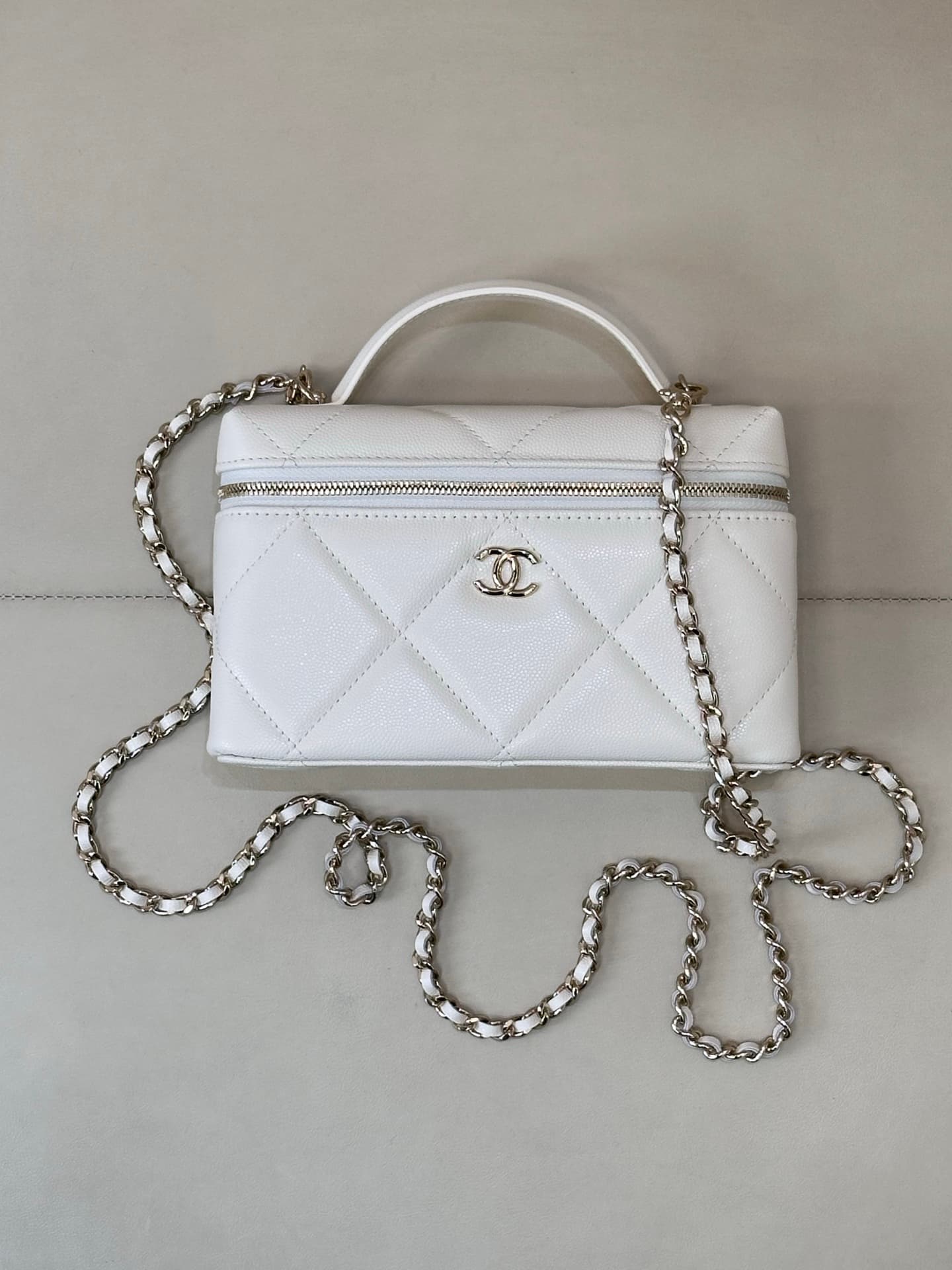 Chanel Vanity with Chain Grained Shiny Calfskin & Gold-Tone Metal White AP4936 TOP