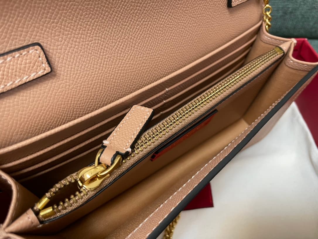 Valentino Garavani VLogo signature wallet on chain bag Grainy Calfskin Nude Pink High