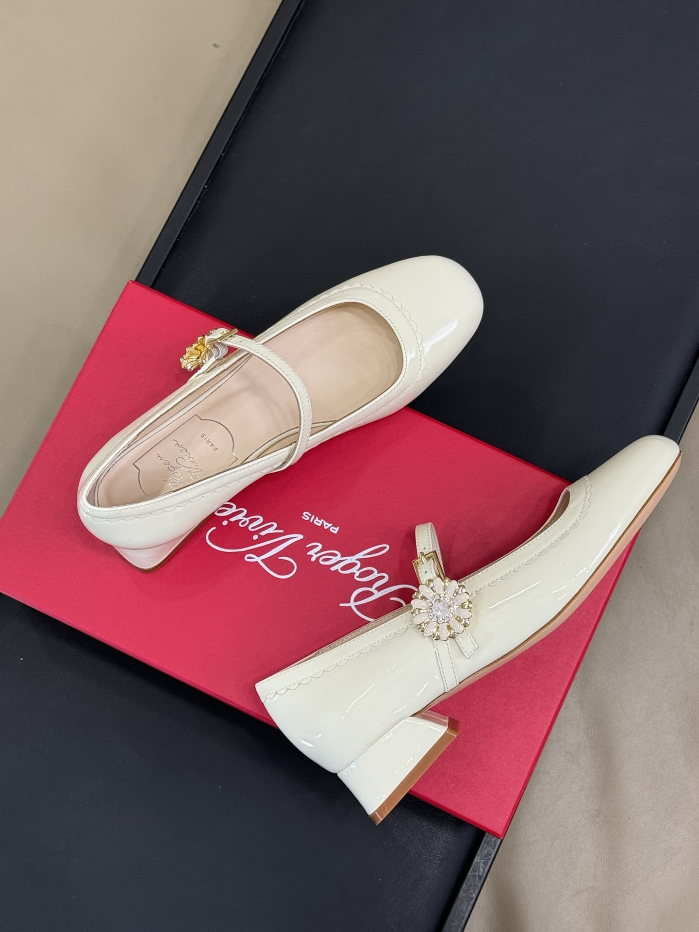 Roger Vivier Tres Vivier Mary Janes in patent leather shoes Women