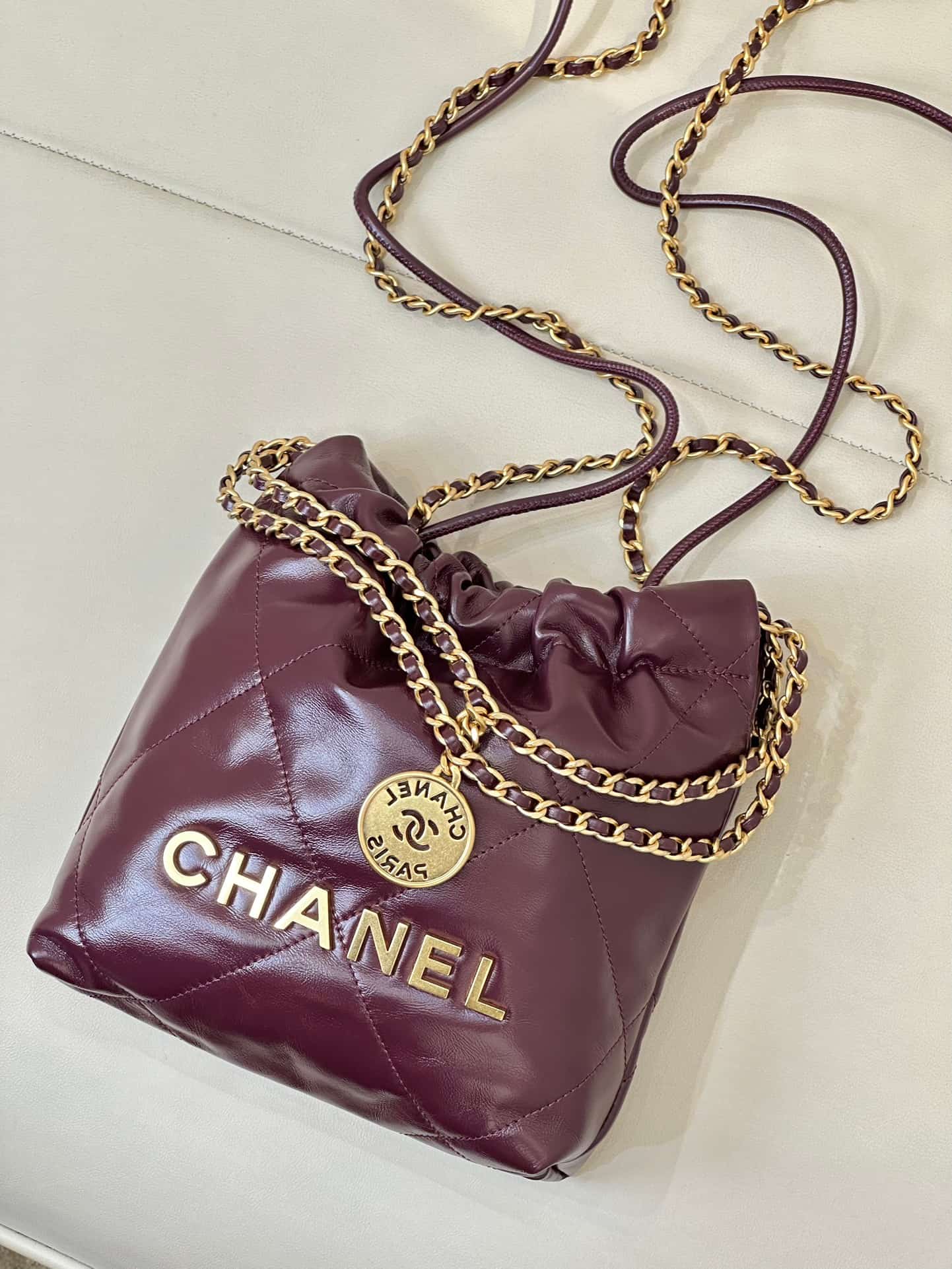 Chanel 22 MINI HANDBAG Shiny Calfskin Burgundy & Gold-Tone Metal AS3980 TOP