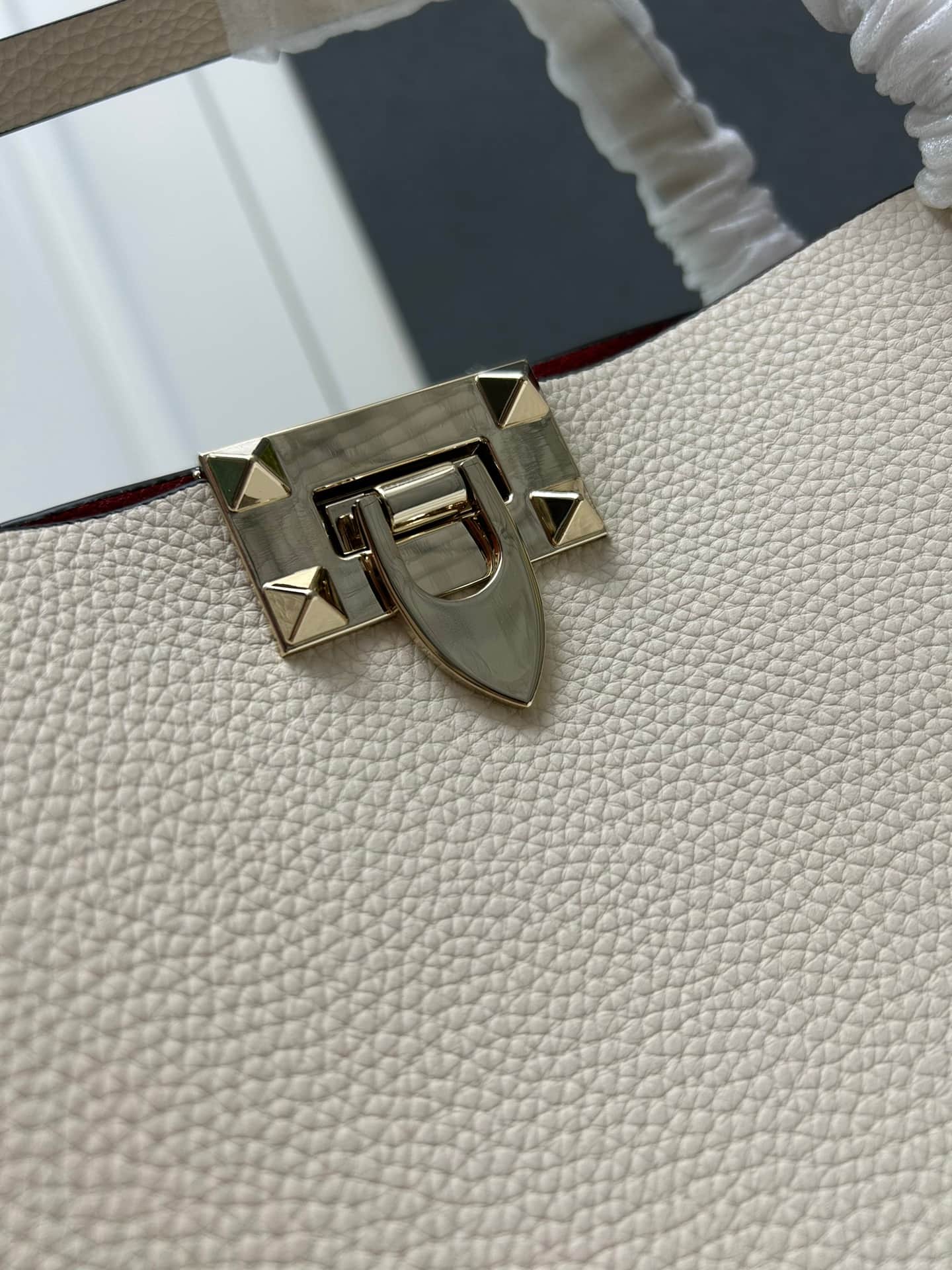 Valentino Garavani Rockstud Tote Bag in White Mid