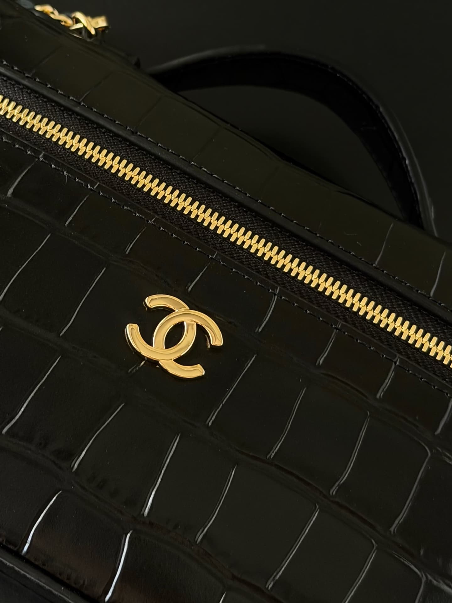 Chanel Small Vanity with chain Crocodile Embossed Calfskin & Gold-Tone Metal Black AS5346 A