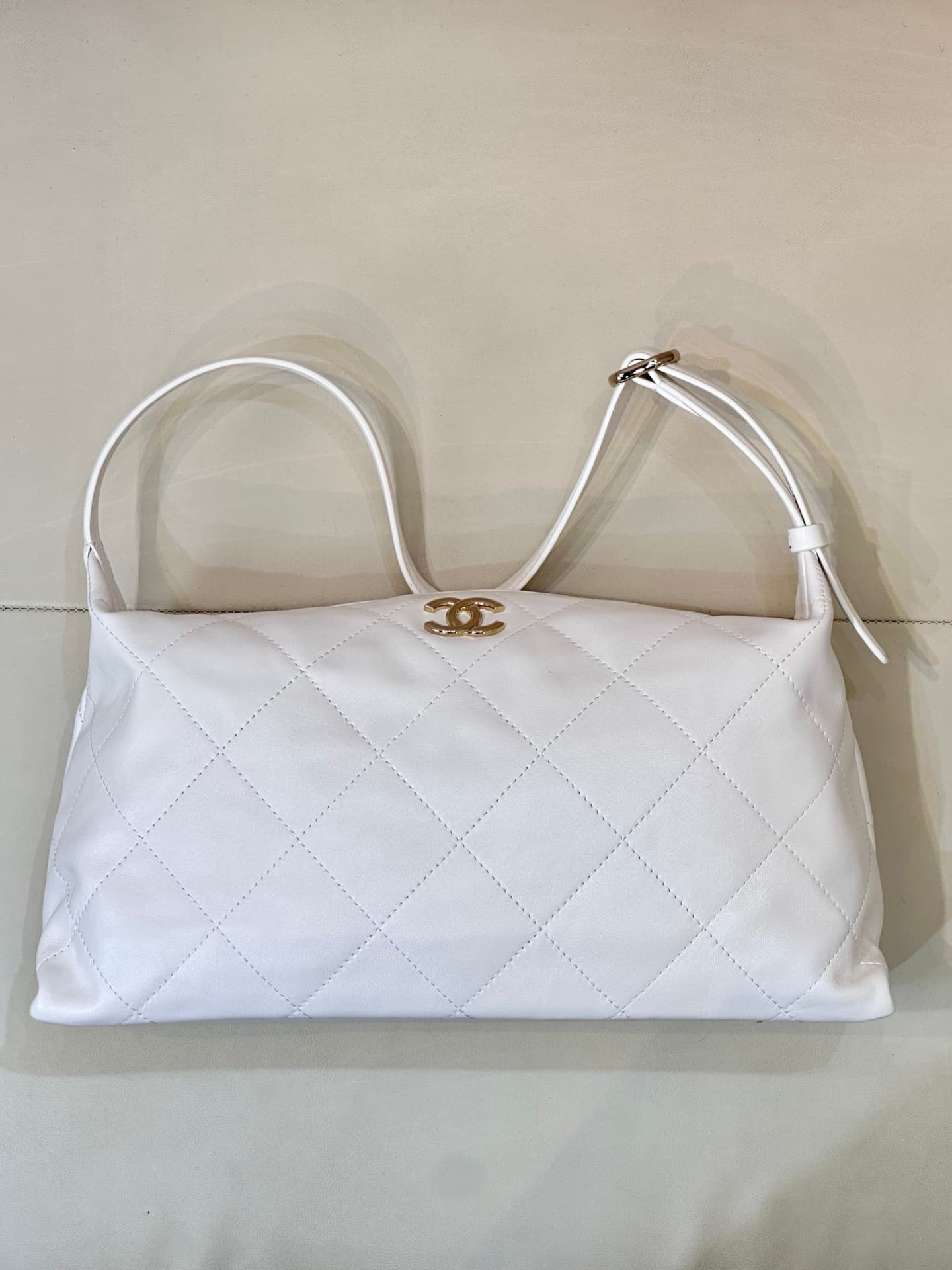 Chanel Maxi Hobo Bag Shiny Lambskin & Gold-Tone Metal AS6139 White TOP