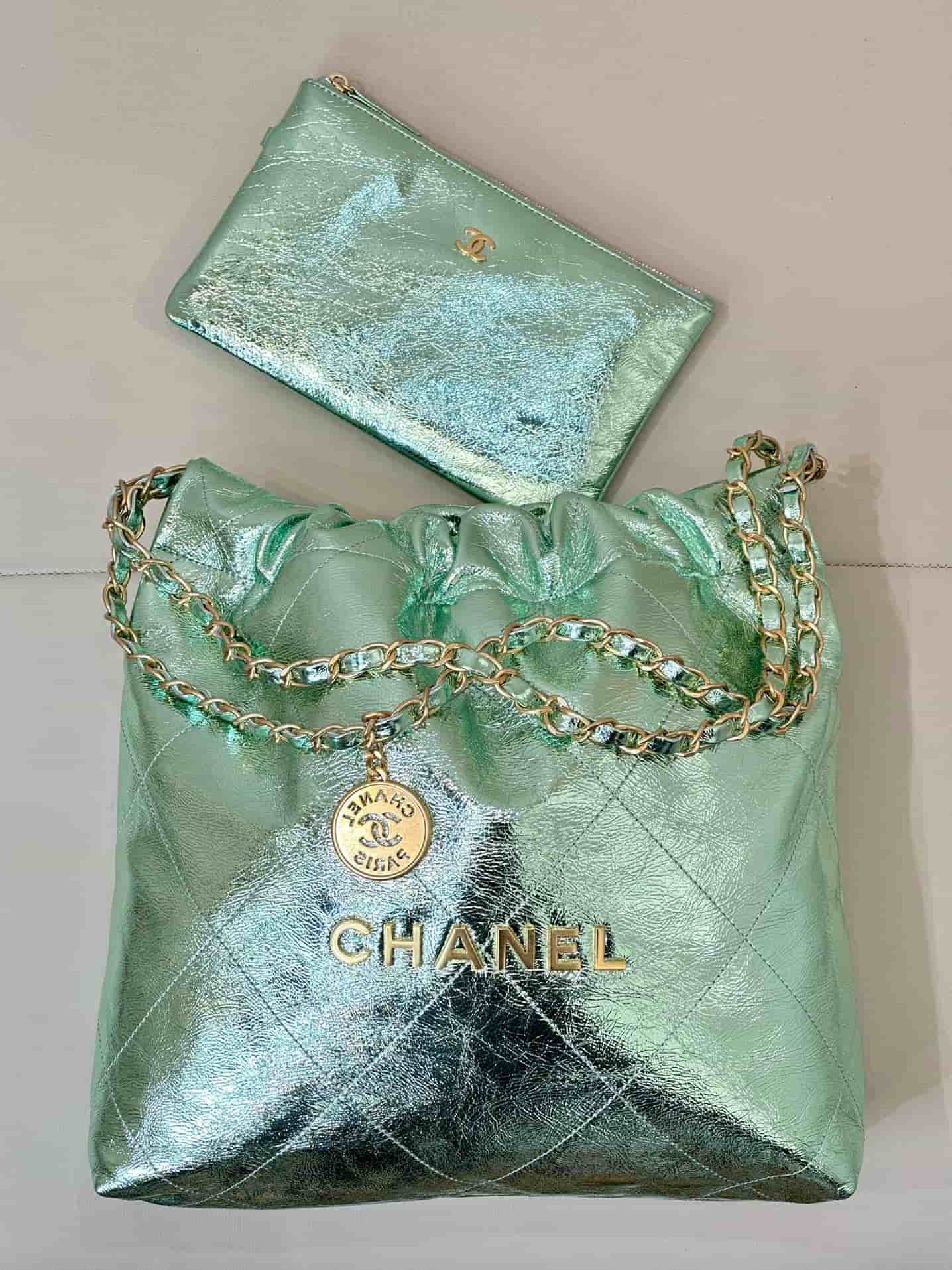 Chanel 22 Small handbag Metallic Calfskin & gold-tone metal AS3260 Green TOP