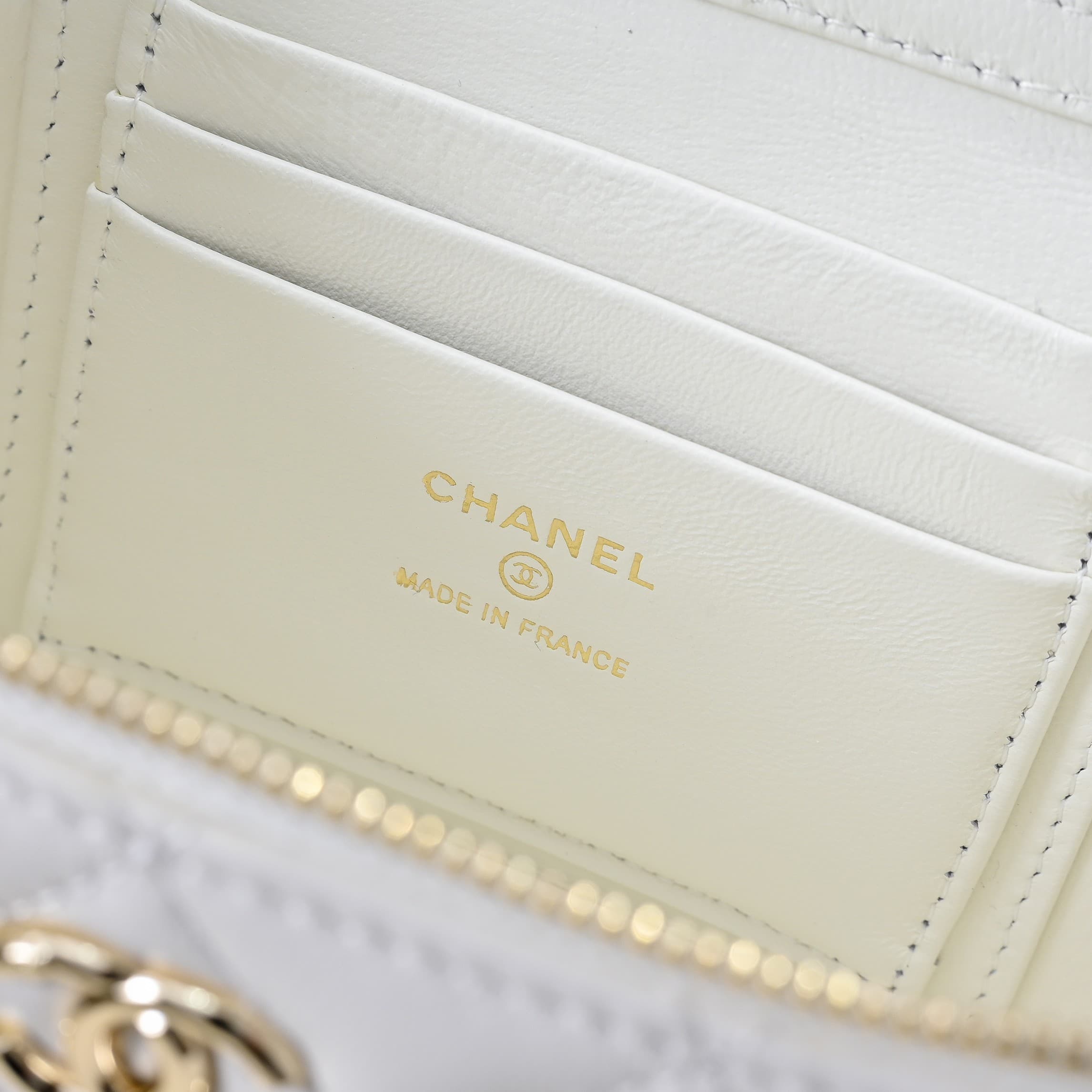 Chanel LONG VANITY WITH CHAIN Lambskin, Imitation Pearls & Gold-Tone Metal AP4452 White A
