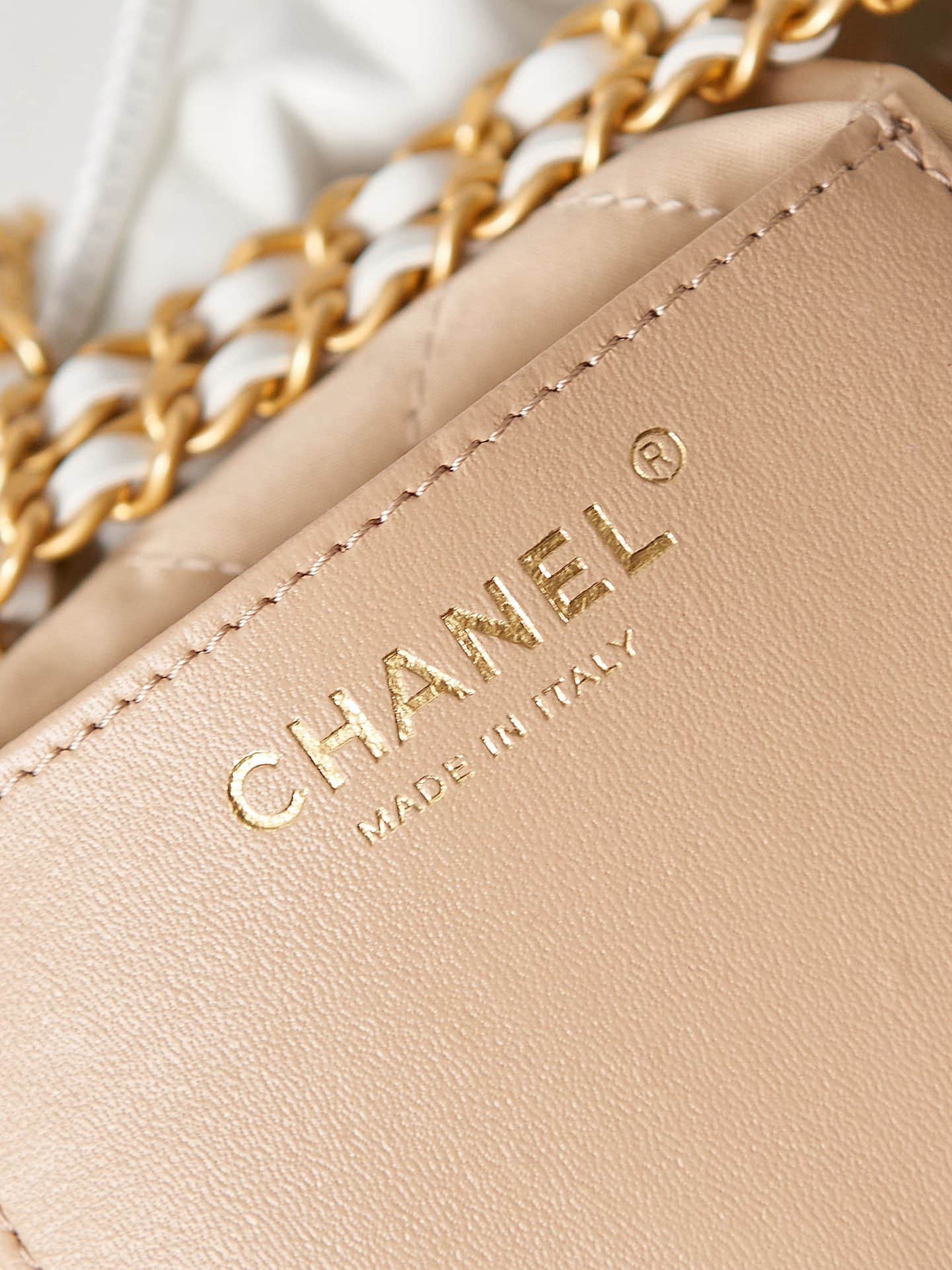 Chanel 22 MINI HANDBAG Shiny Calfskin White & Gold-Tone Metal AS3980 A