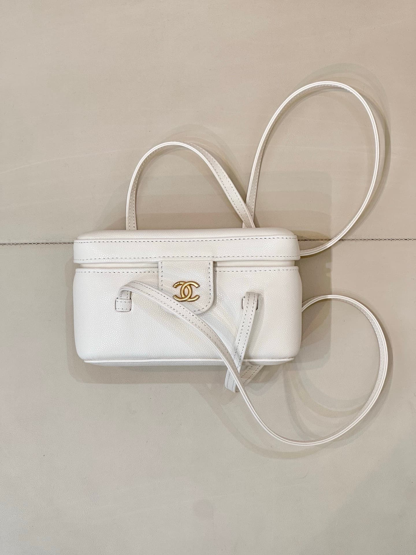 Chanel Long Vanity with Leather Strap Grained Shiny Calfskin & Gold-Tone Metal White AP5067 TOP