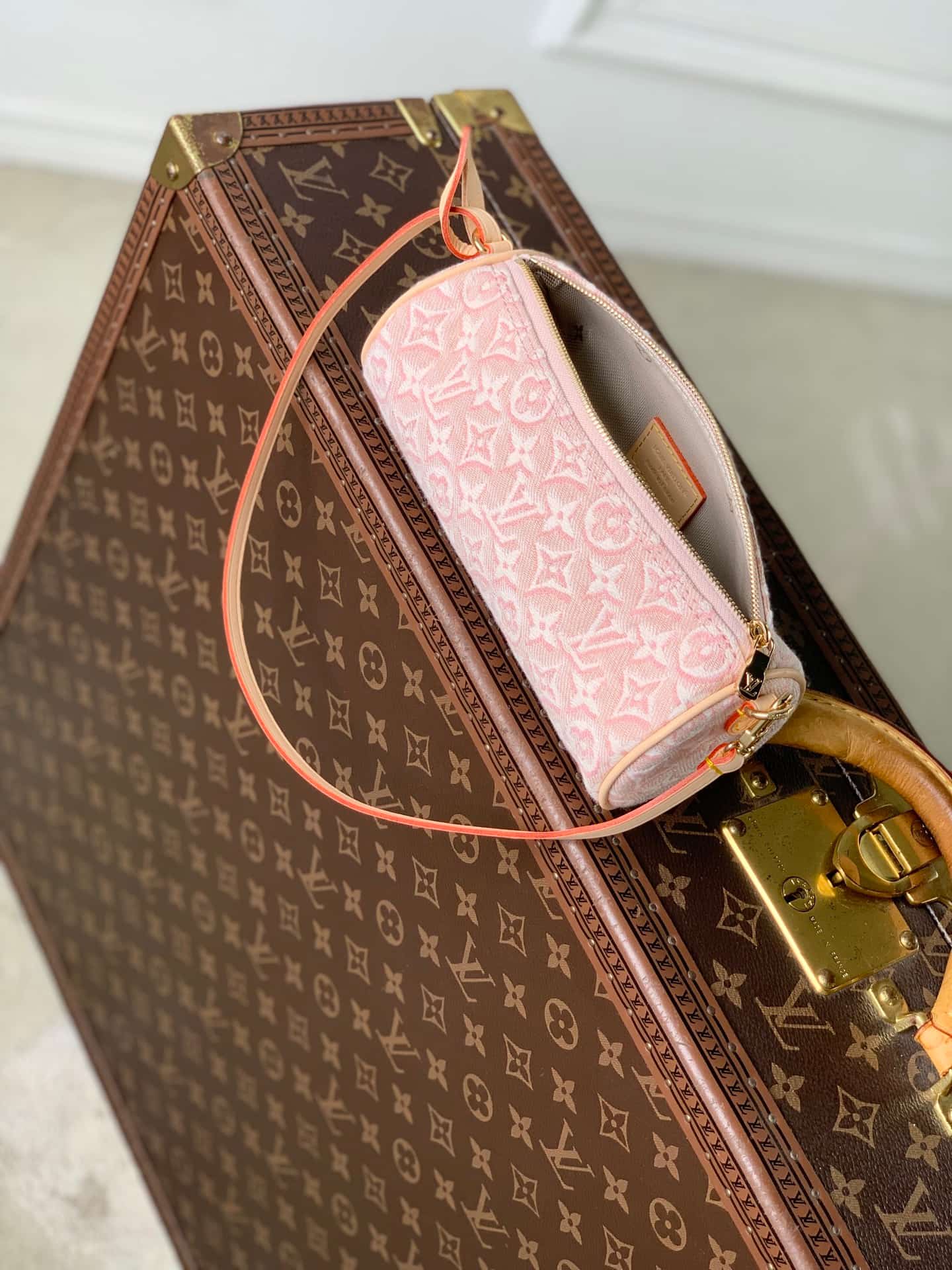 Louis Vuitton Pochette Papillon Monogram Emblème Rose Ruban M29881 High