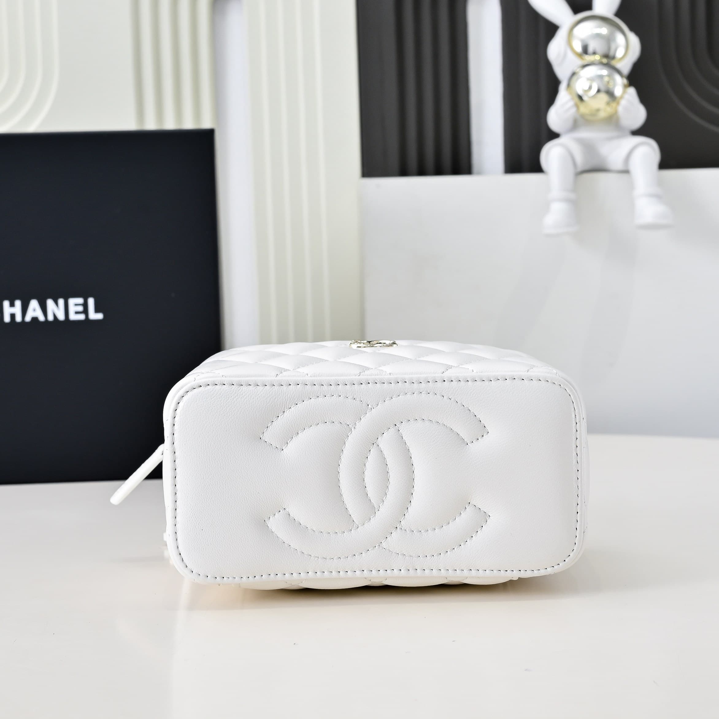 Chanel LONG VANITY WITH CHAIN Lambskin, Imitation Pearls & Gold-Tone Metal AP4452 White A