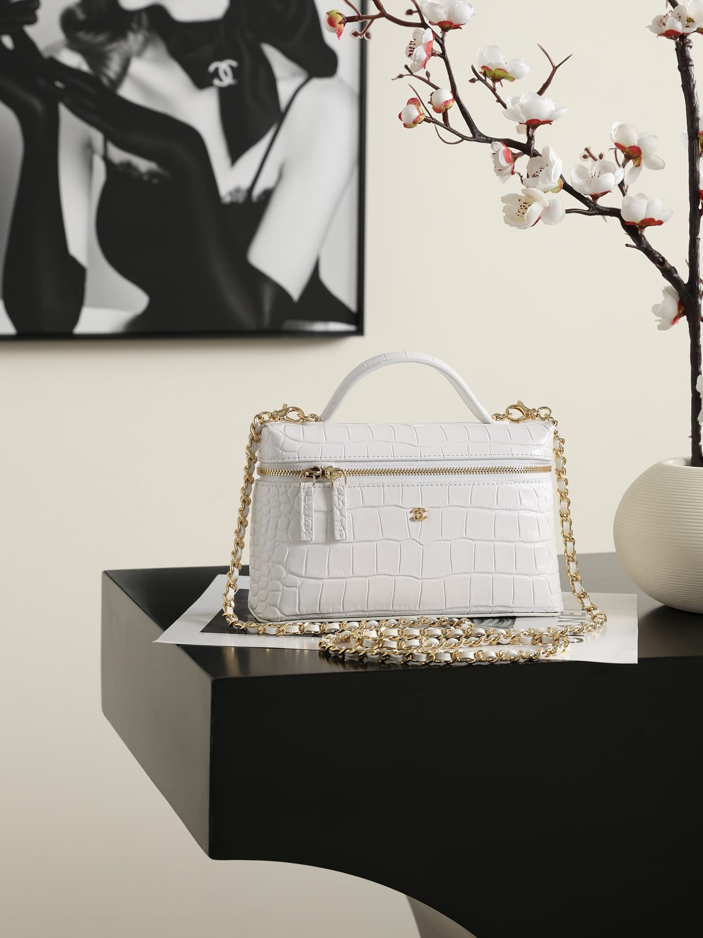 Chanel Vanity with Chain Crocodile-embossed leather& Gold-Tone Metal White AP5195 A