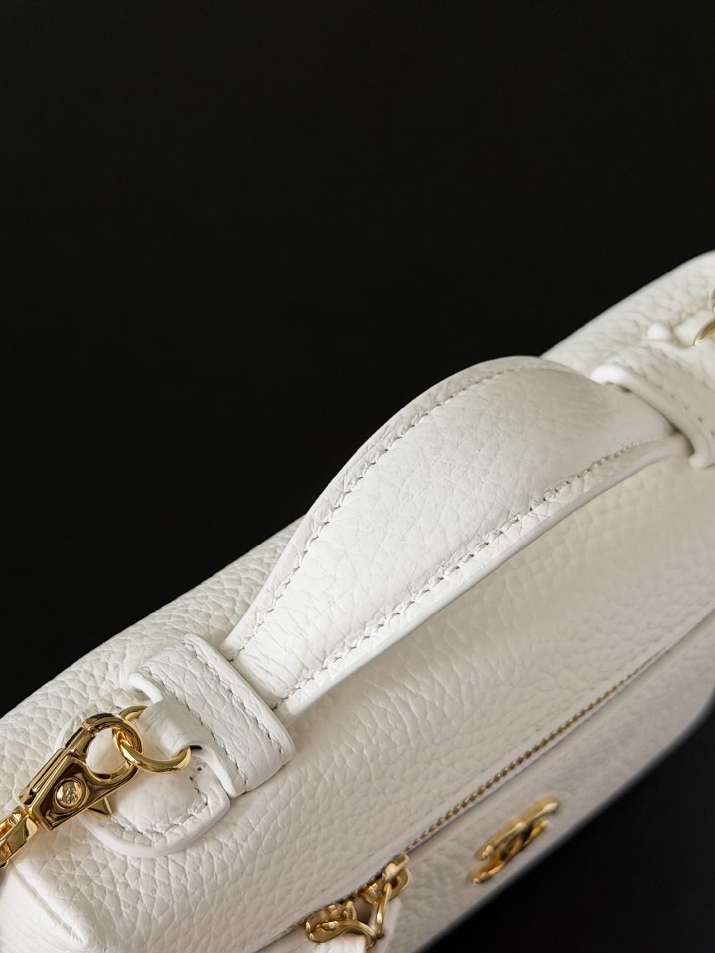 Chanel Small Vanity with chain Grained Calfskin & Gold-Tone Metal White AS5346 A