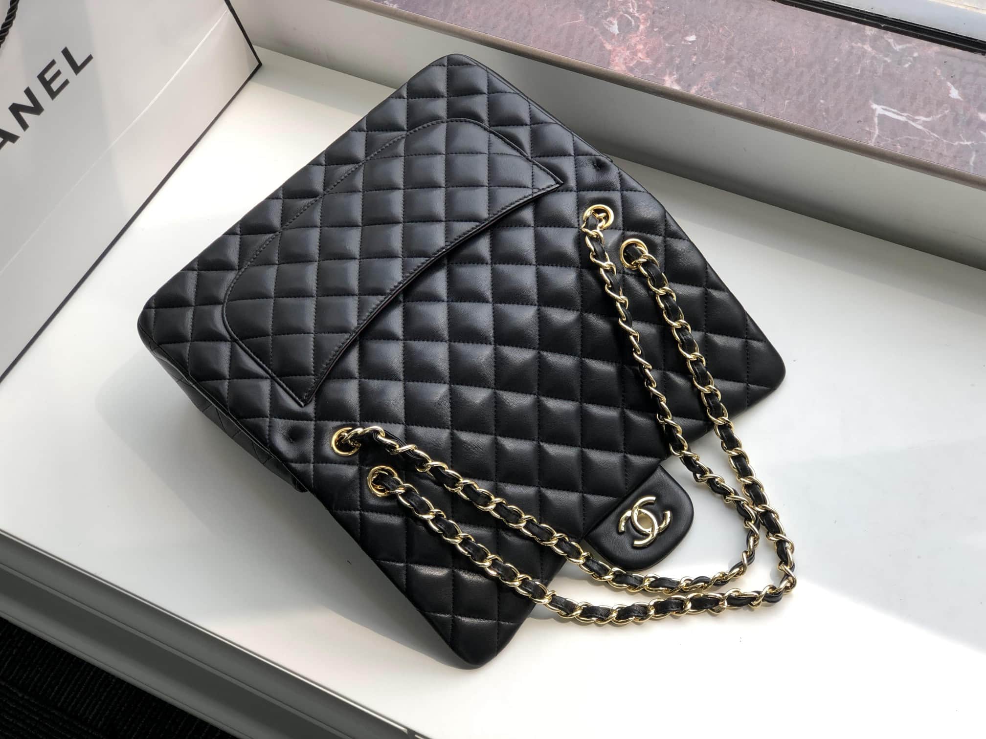 Large CLASSIC HANDBAG Lambskin Gold Metal Black A