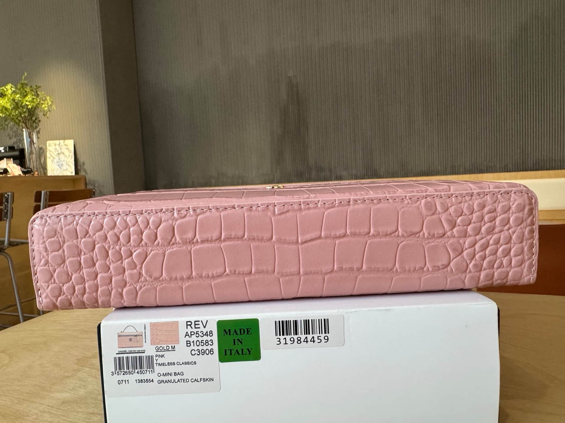 Chanel Vanity with Chain Crocodile-embossed leather& Gold-Tone Metal Pink AP5438 A