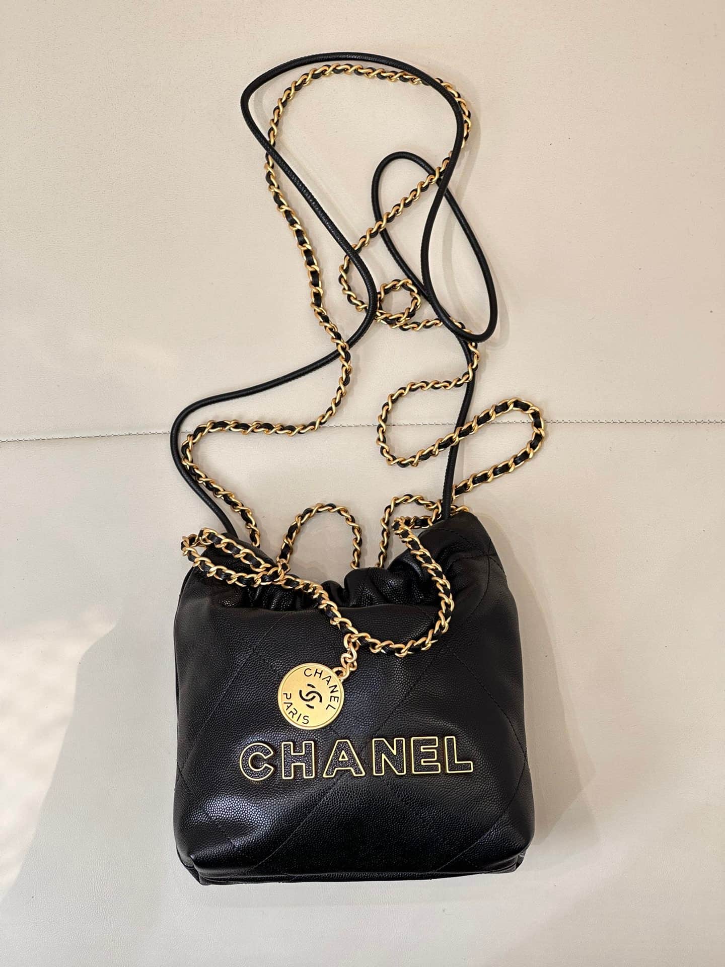 Chanel 22 MINI HANDBAG Shiny Calfskin Black & Gold-Tone Metal AS3980 TOP
