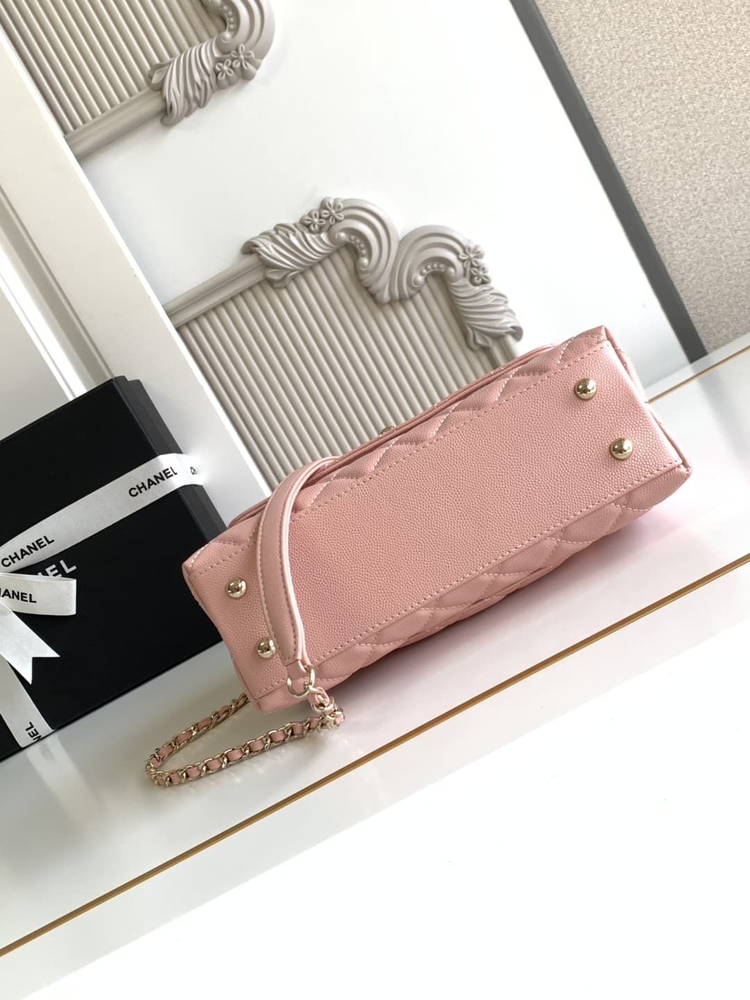 FLAP BAG WITH TOP HANDLE Grained Calfskin & Gold-Tone Metal A92990 Pink Binding A