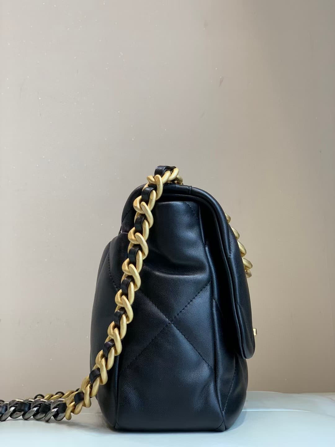 Large Chanel 19 handbag Shiny lambskin  gold&silver-tone Black TOP