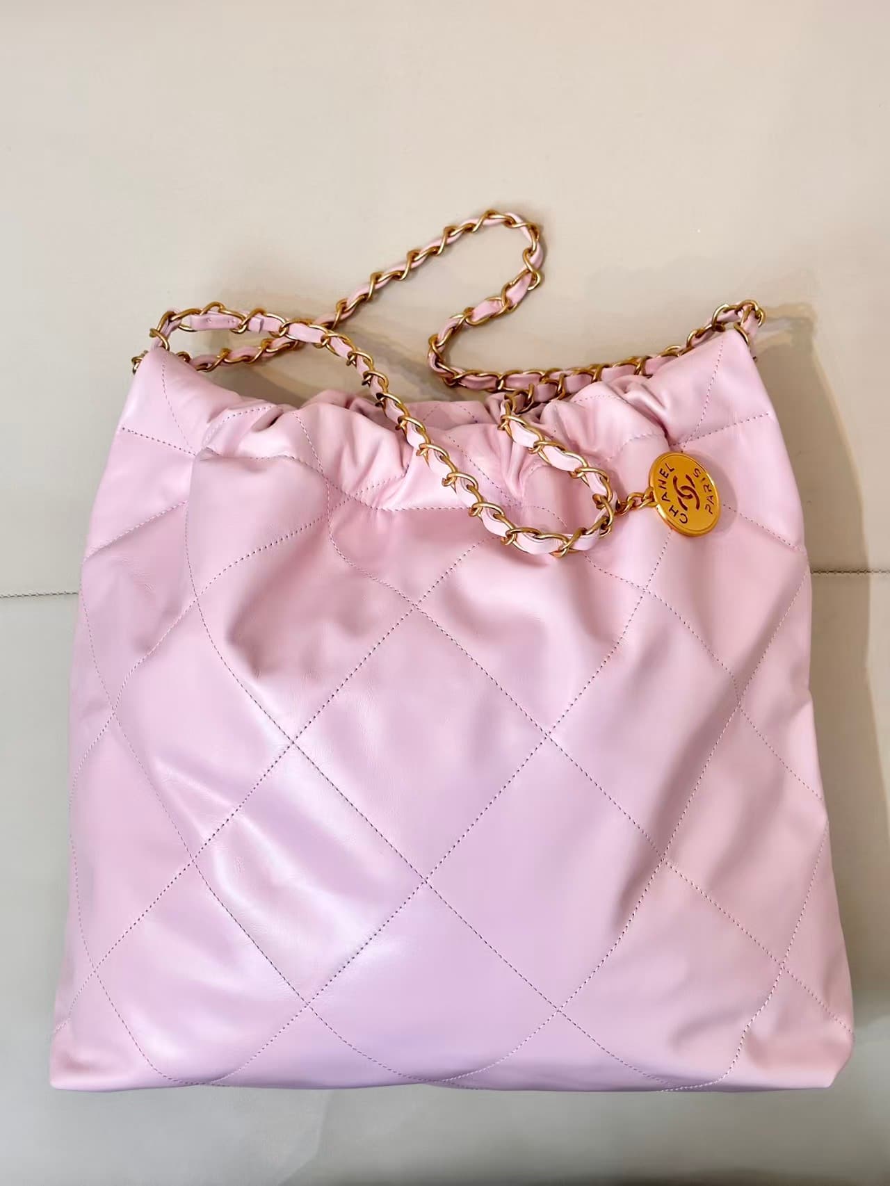 Chanel 22 MEDIUM HANDBAG Shiny calfskin & gold-tone metal AS3261 Pink TOP