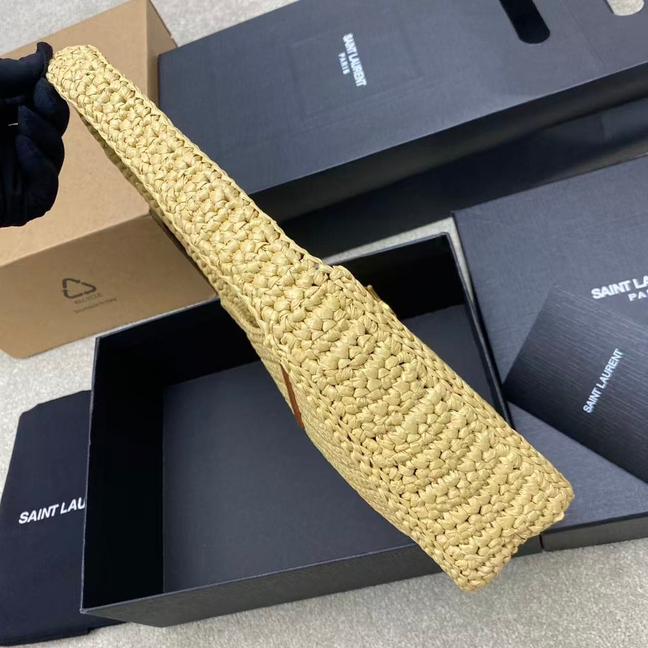 Saint Laurent Le 5 à 7 shoulder bag in natural raffia